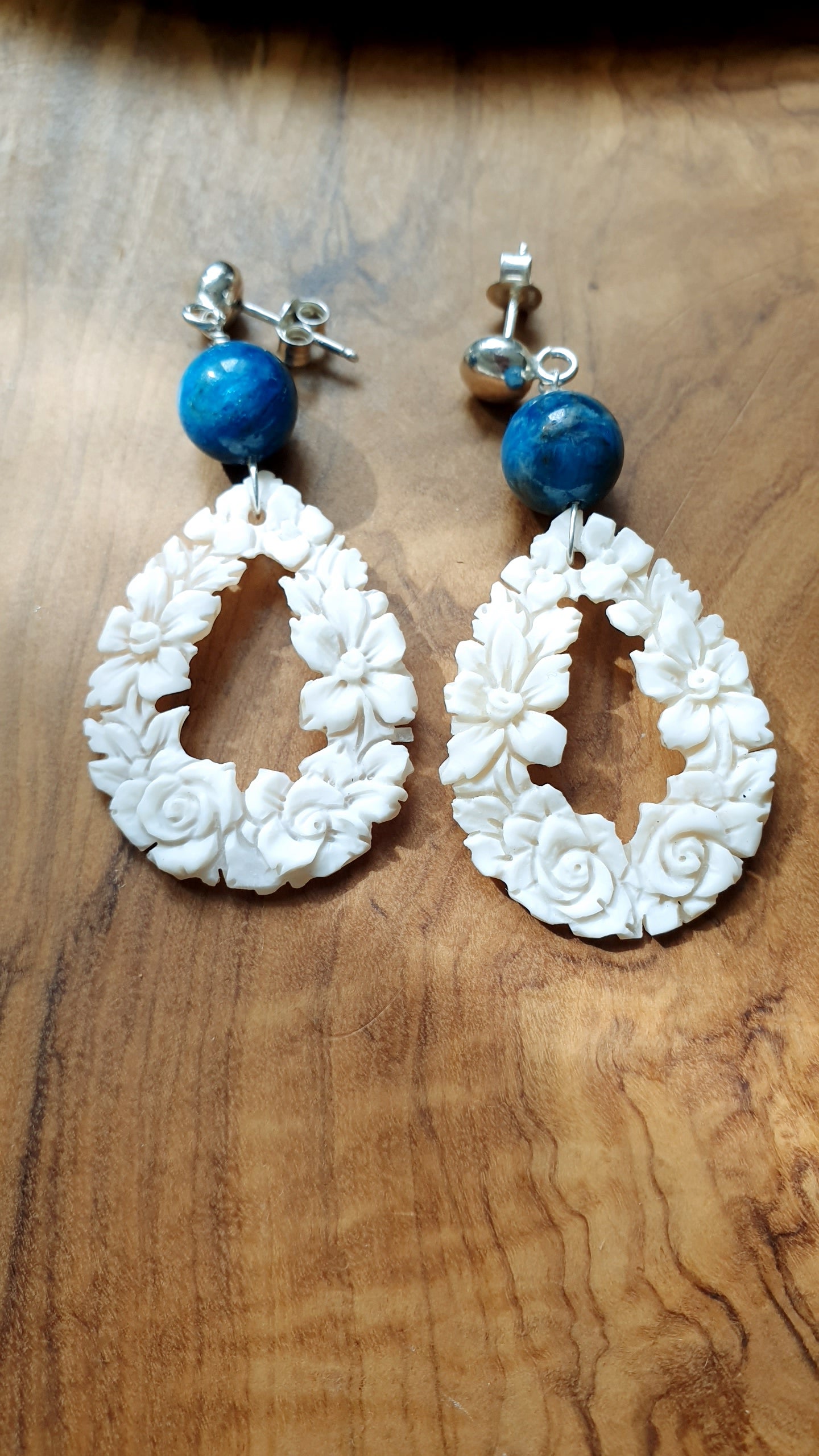 Orecchini in argento con gocce in cammeo e apatite