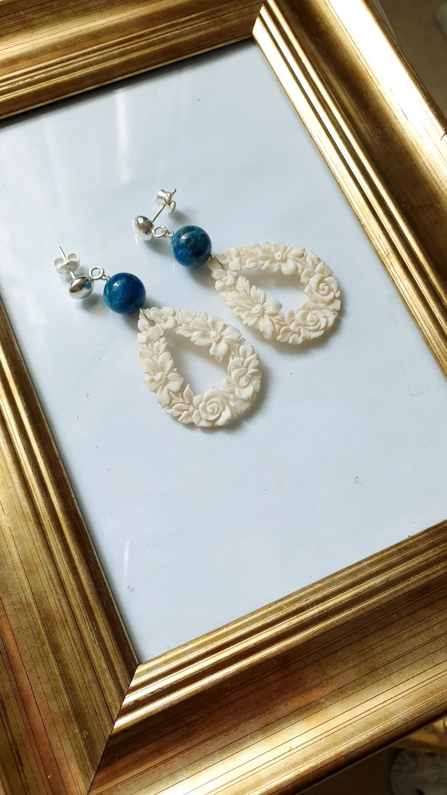 Orecchini in argento con gocce in cammeo e apatite