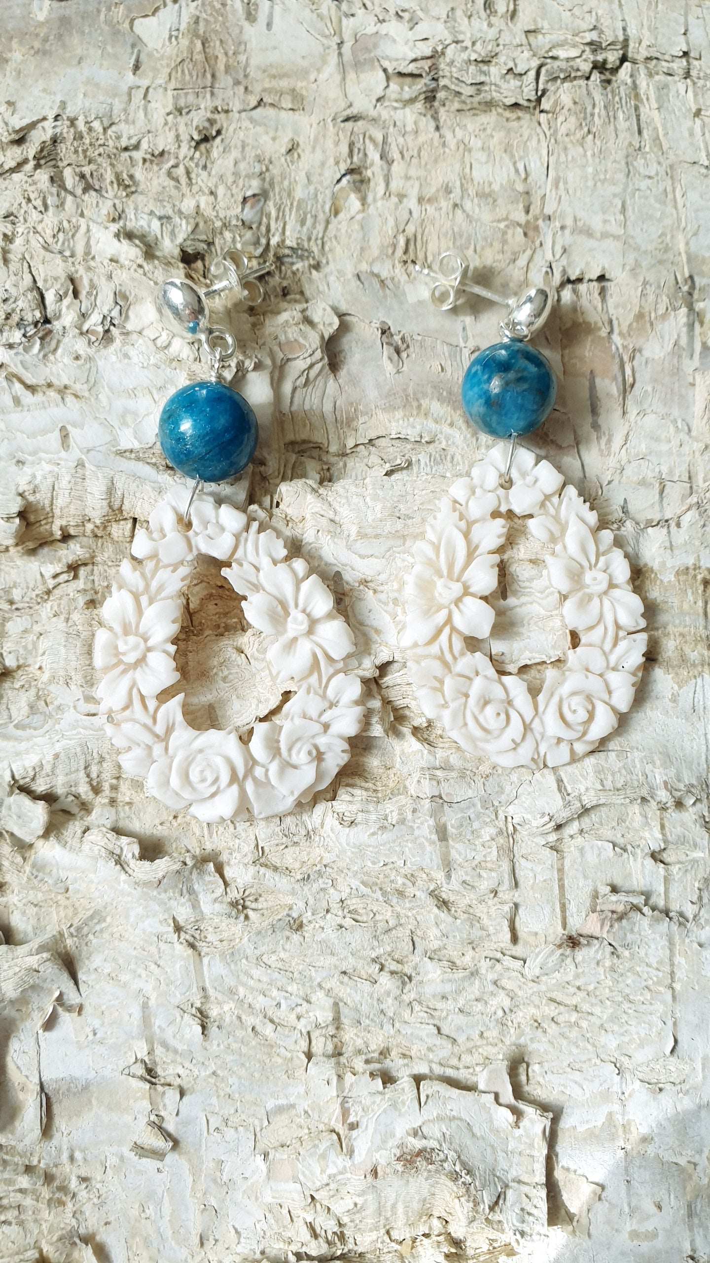 Orecchini in argento con gocce in cammeo e apatite