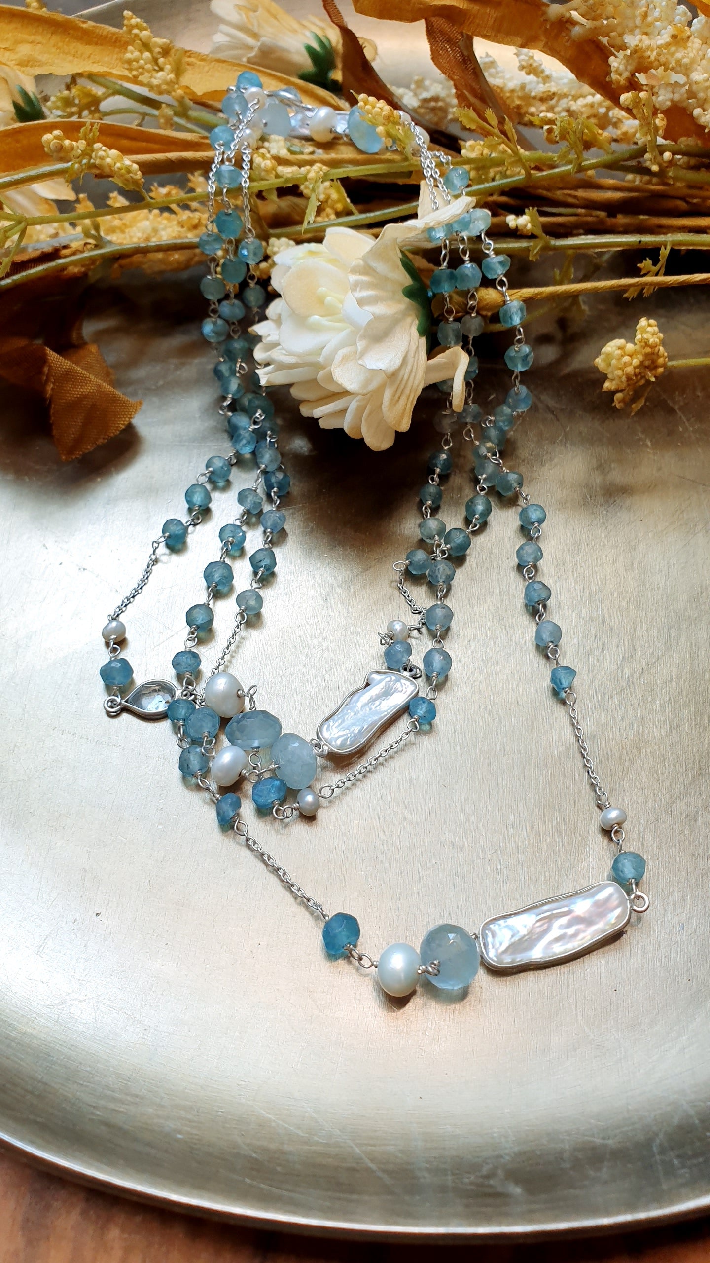 Lunga collana in argento con angelite, acquamarina, perle, madreperle