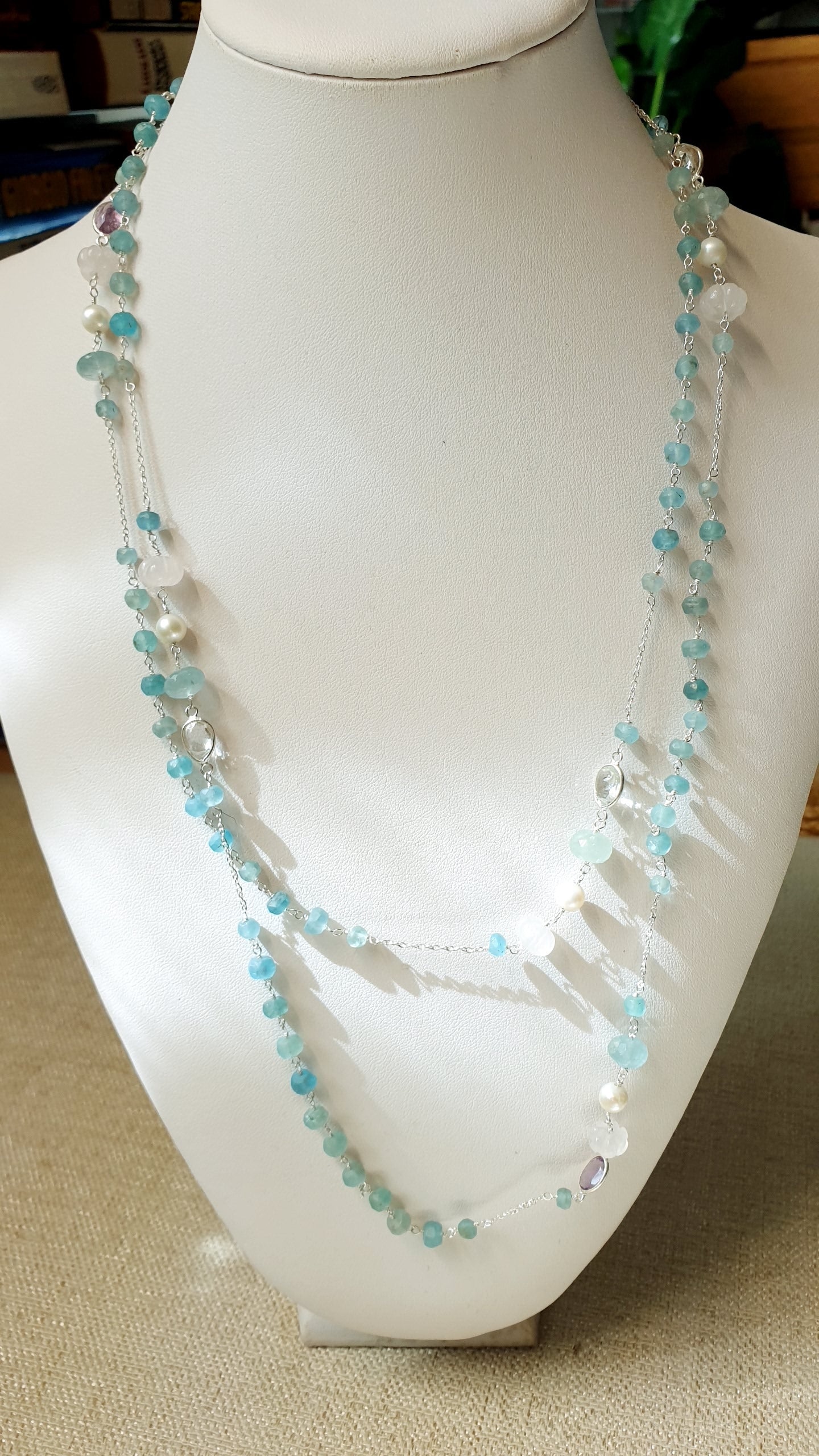 Lunga collana in argento con angelite, morganite, ametista.