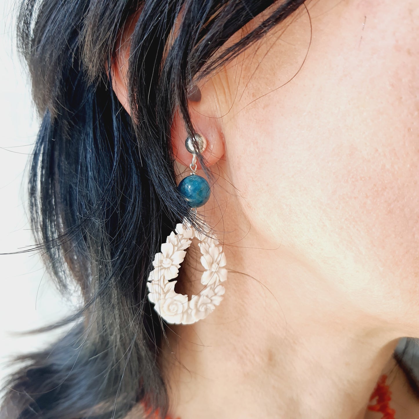 Orecchini in argento con gocce in cammeo e apatite