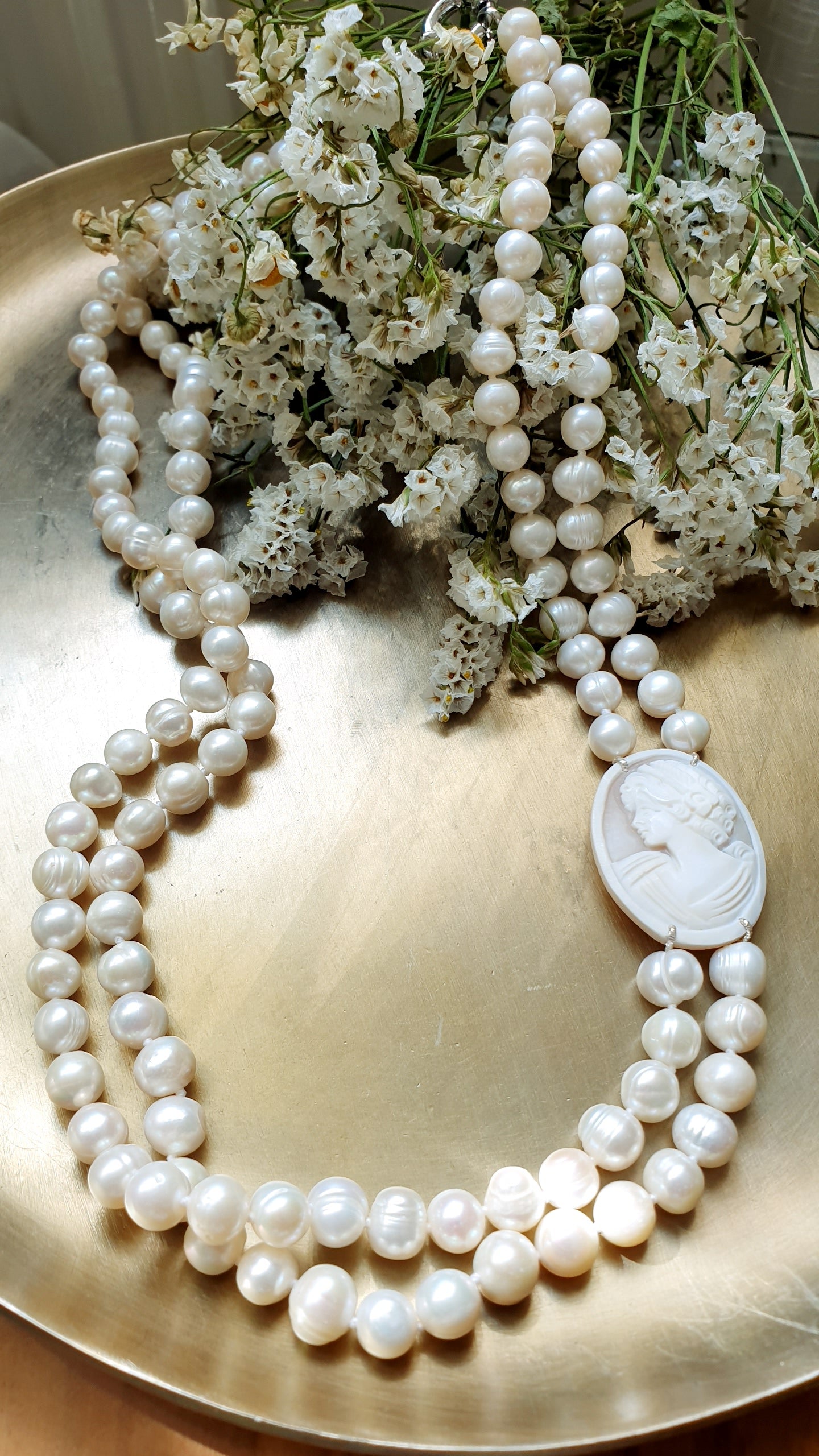Lunga collana in perle di fiume con cammeo autentico