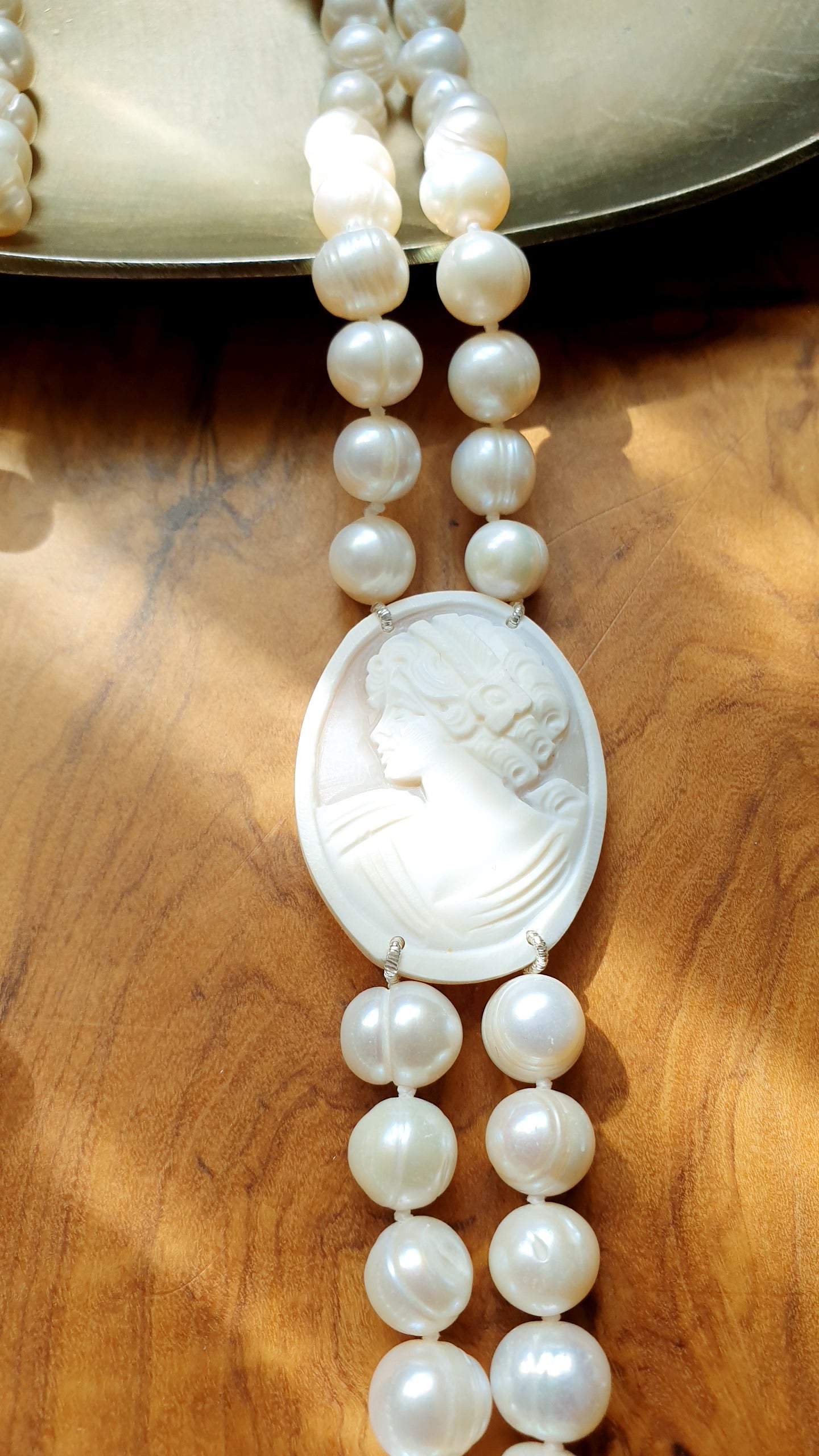 Lunga collana in perle di fiume con cammeo autentico