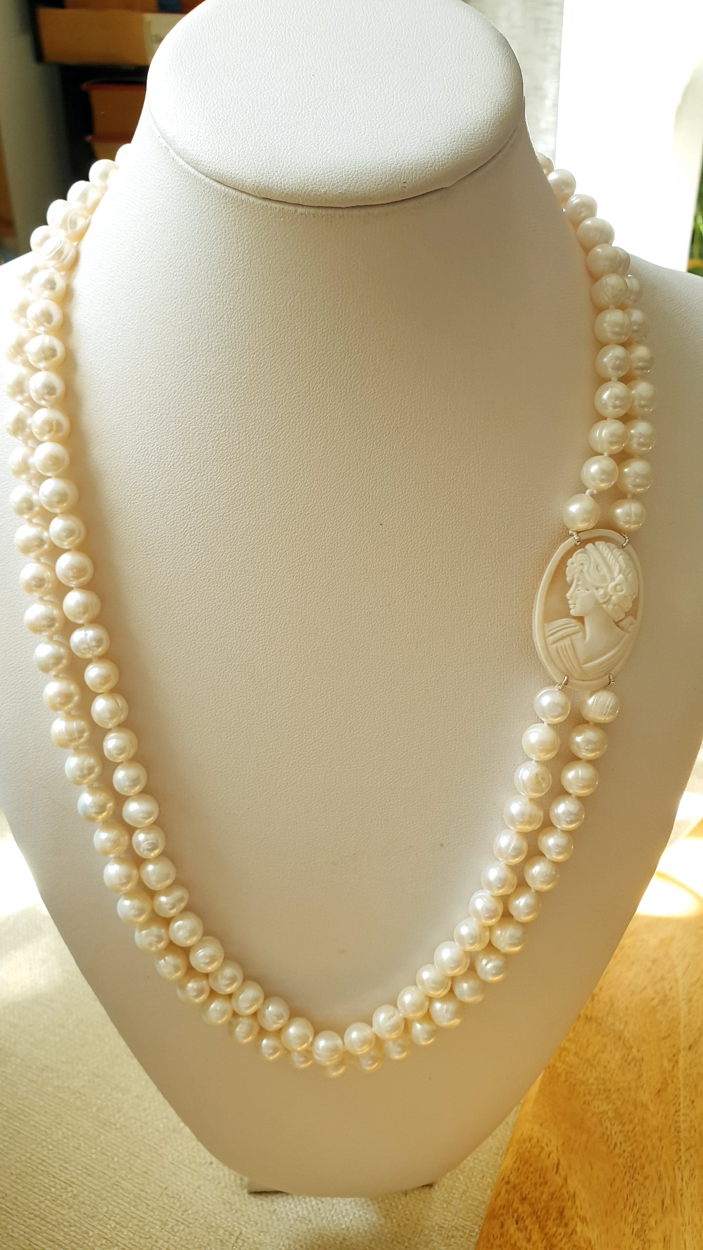 Lunga collana in perle di fiume con cammeo autentico