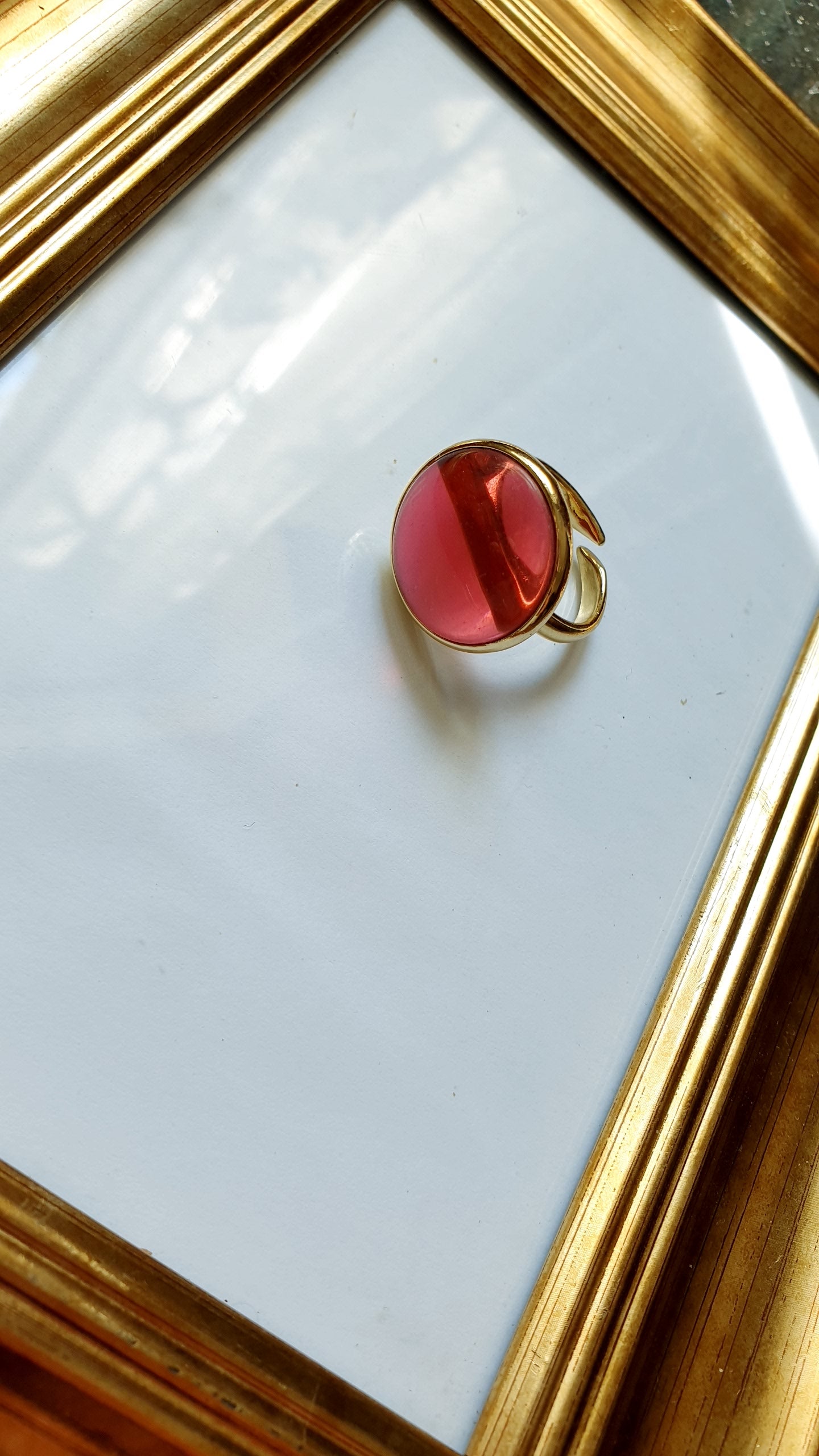 Anello regolabile con occhio di gatto rosso