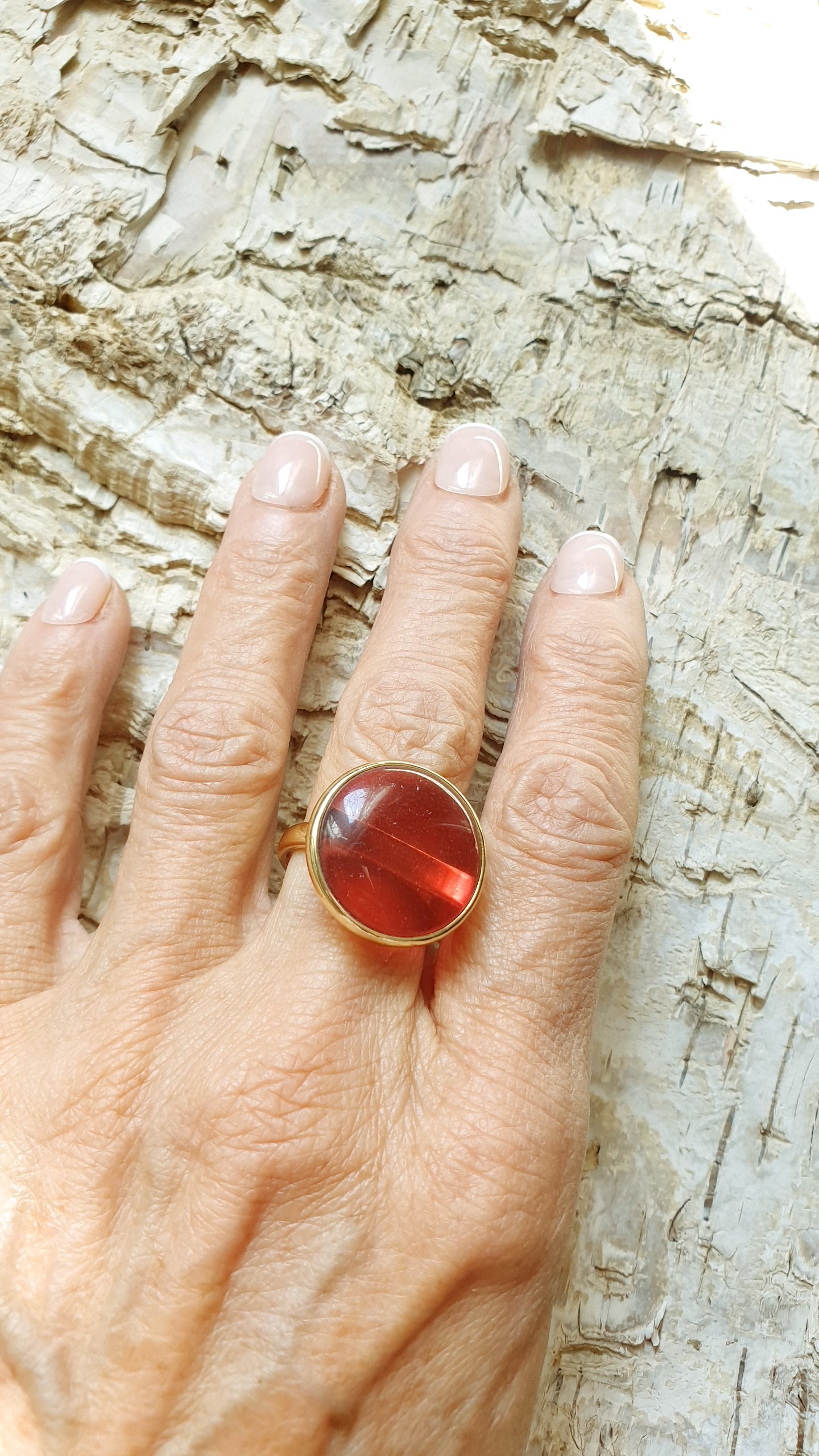 Anello regolabile con occhio di gatto rosso