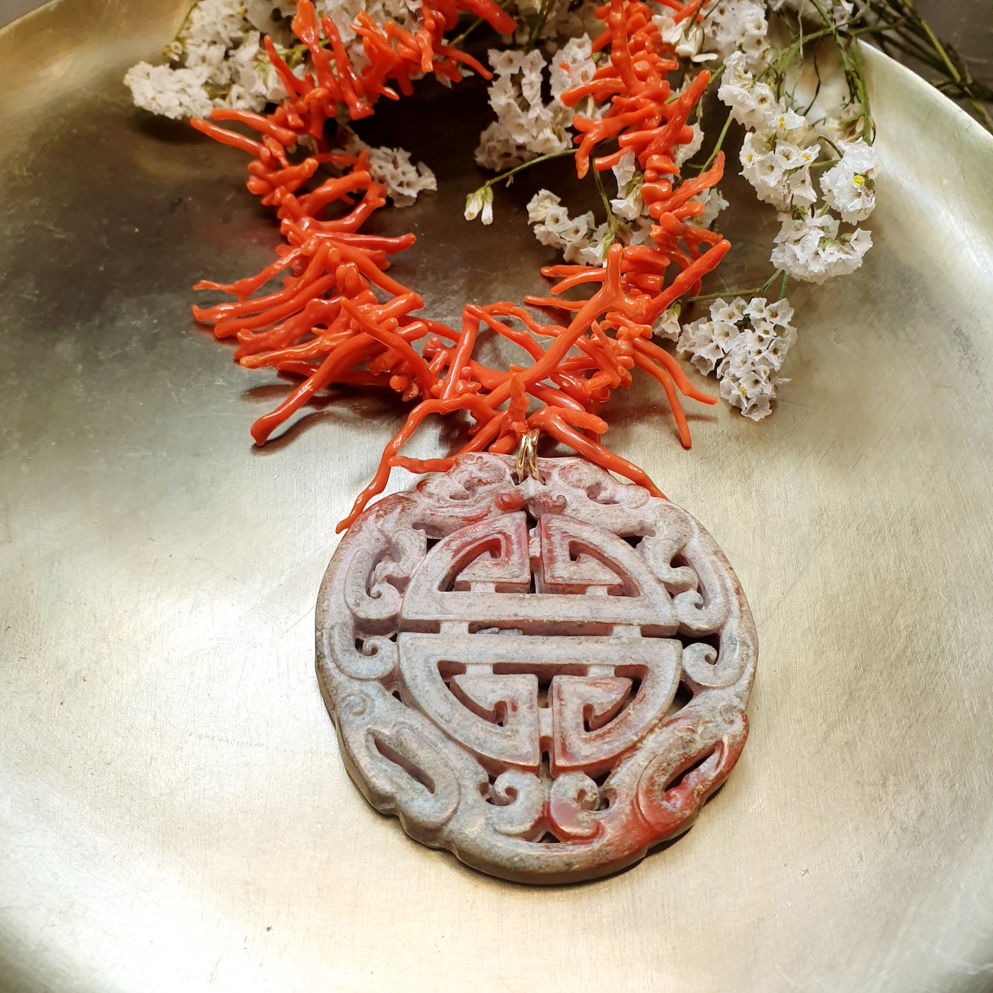 Collana in rami di corallo italiano e giada