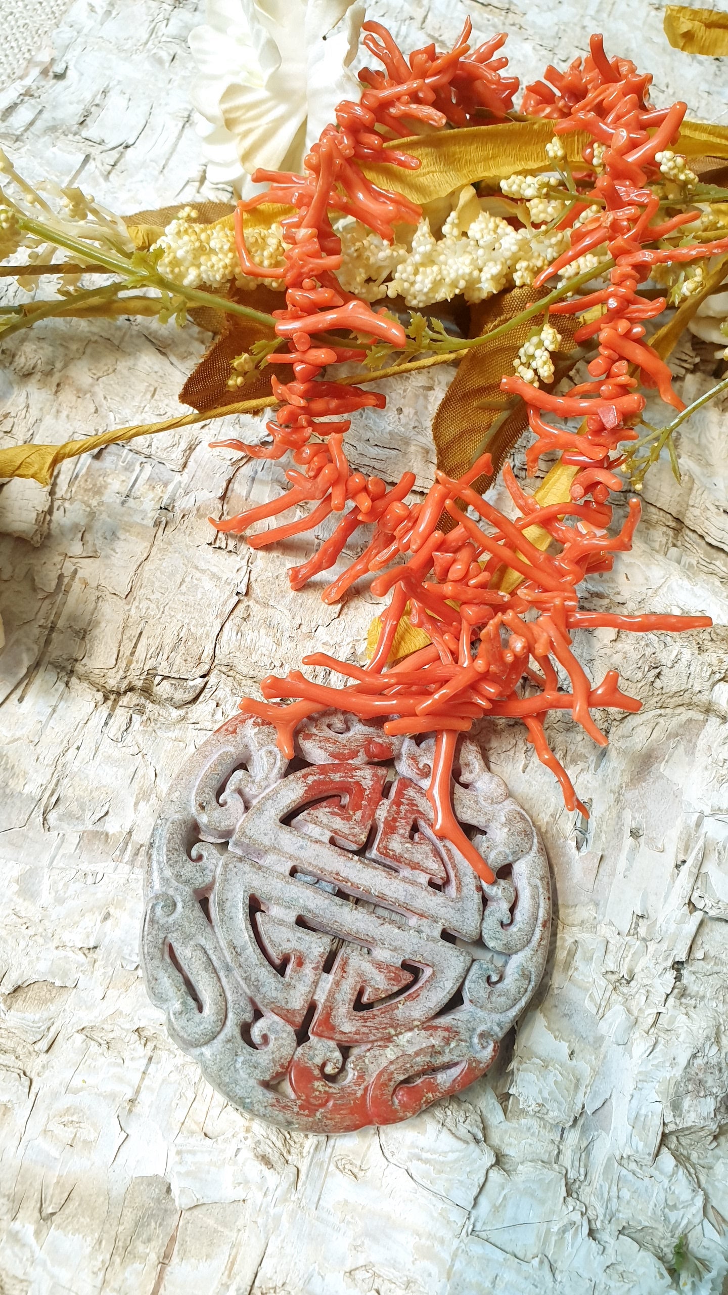 Collana in rami di corallo italiano e giada