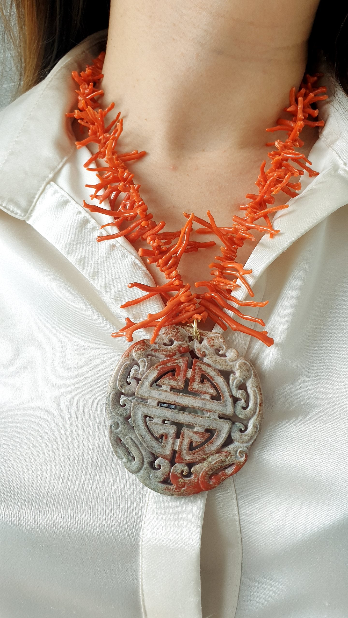 Collana in rami di corallo italiano e giada