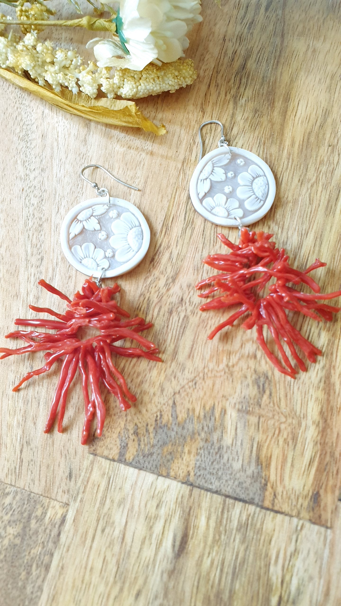Orecchini in argento con cammei e rami corallo
