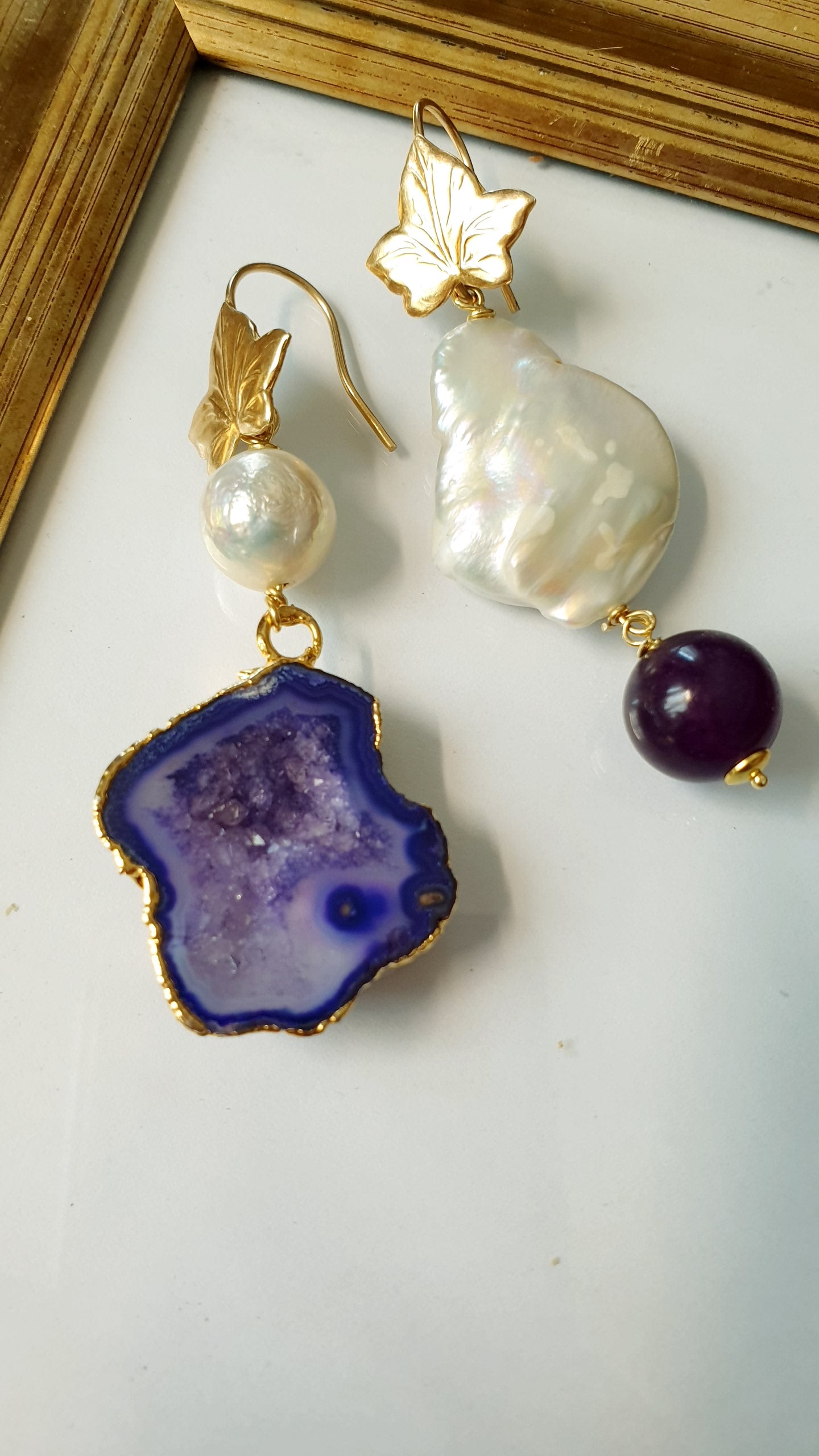 Orecchini in argento, pietre dure e perle asimmetrici