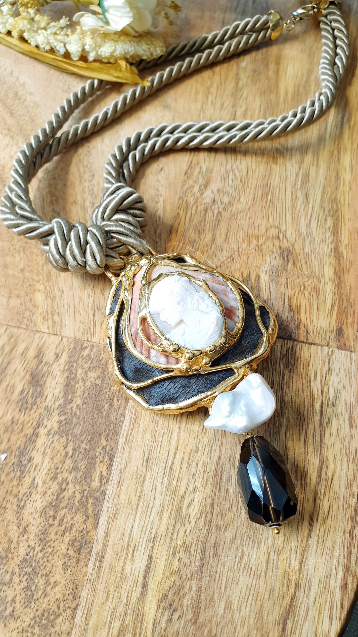 Girocollo con cammeo e pietre