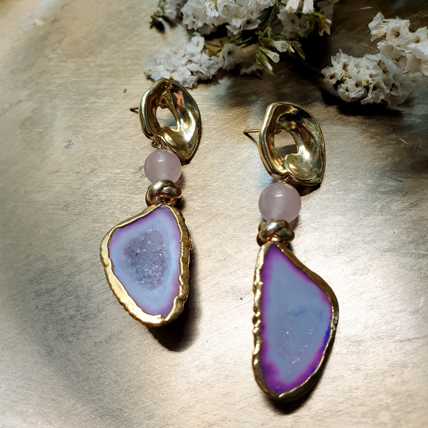 Orecchini in ottone con druse e quarzo rosa