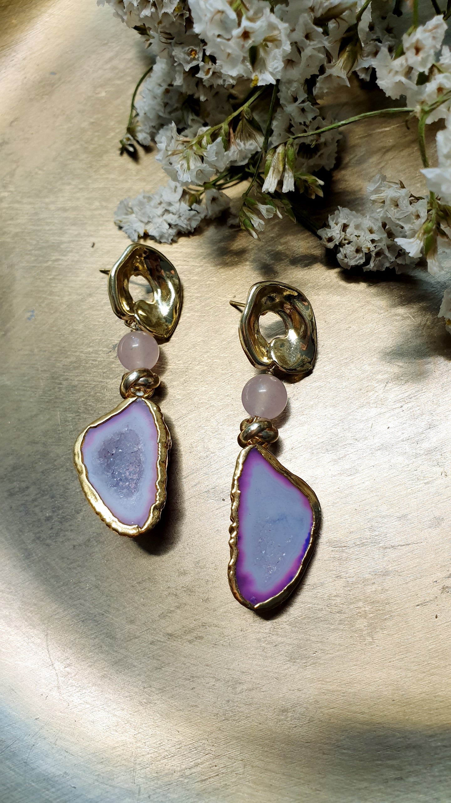 Orecchini in ottone con druse e quarzo rosa