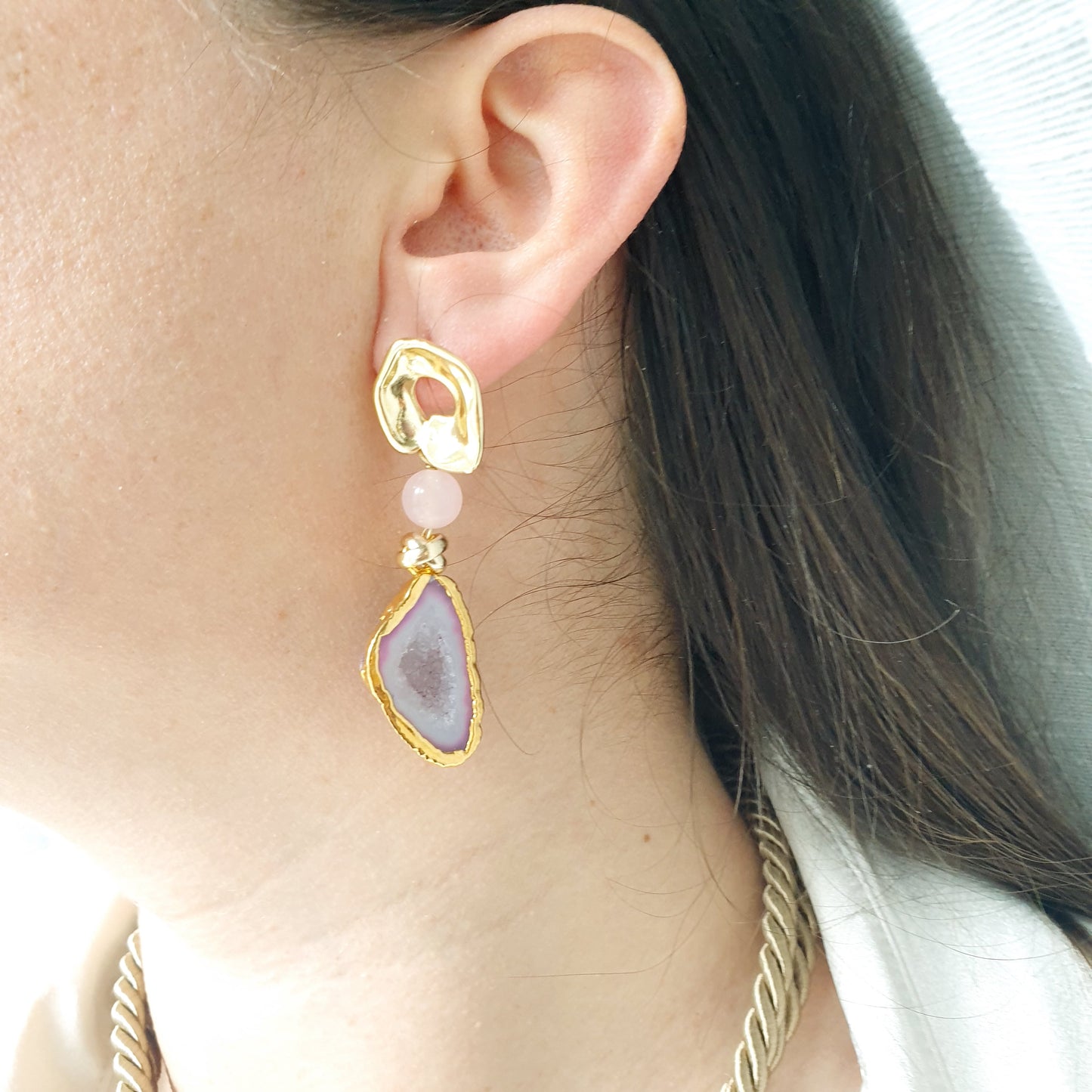 Orecchini in ottone con druse e quarzo rosa