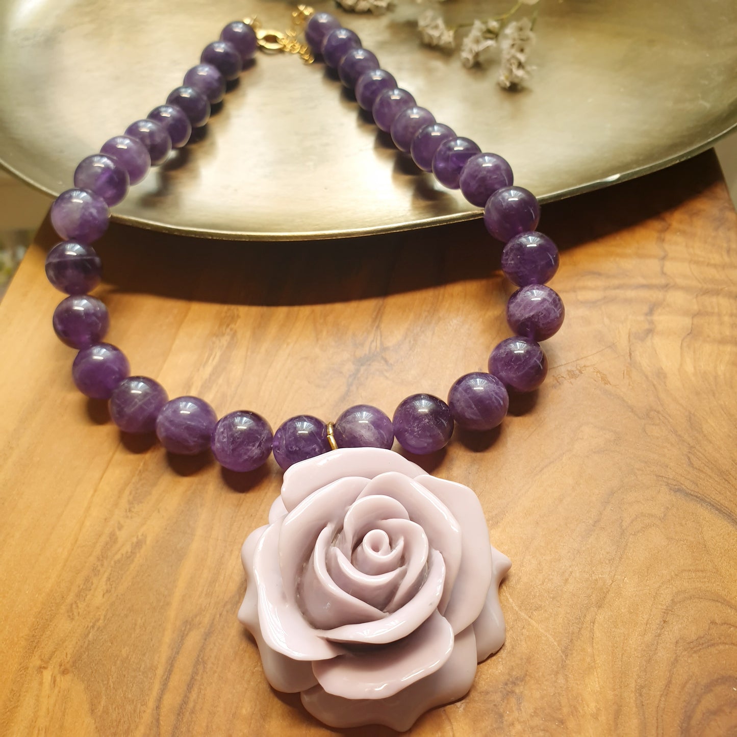 Girocollo in ametista con rosa in resina