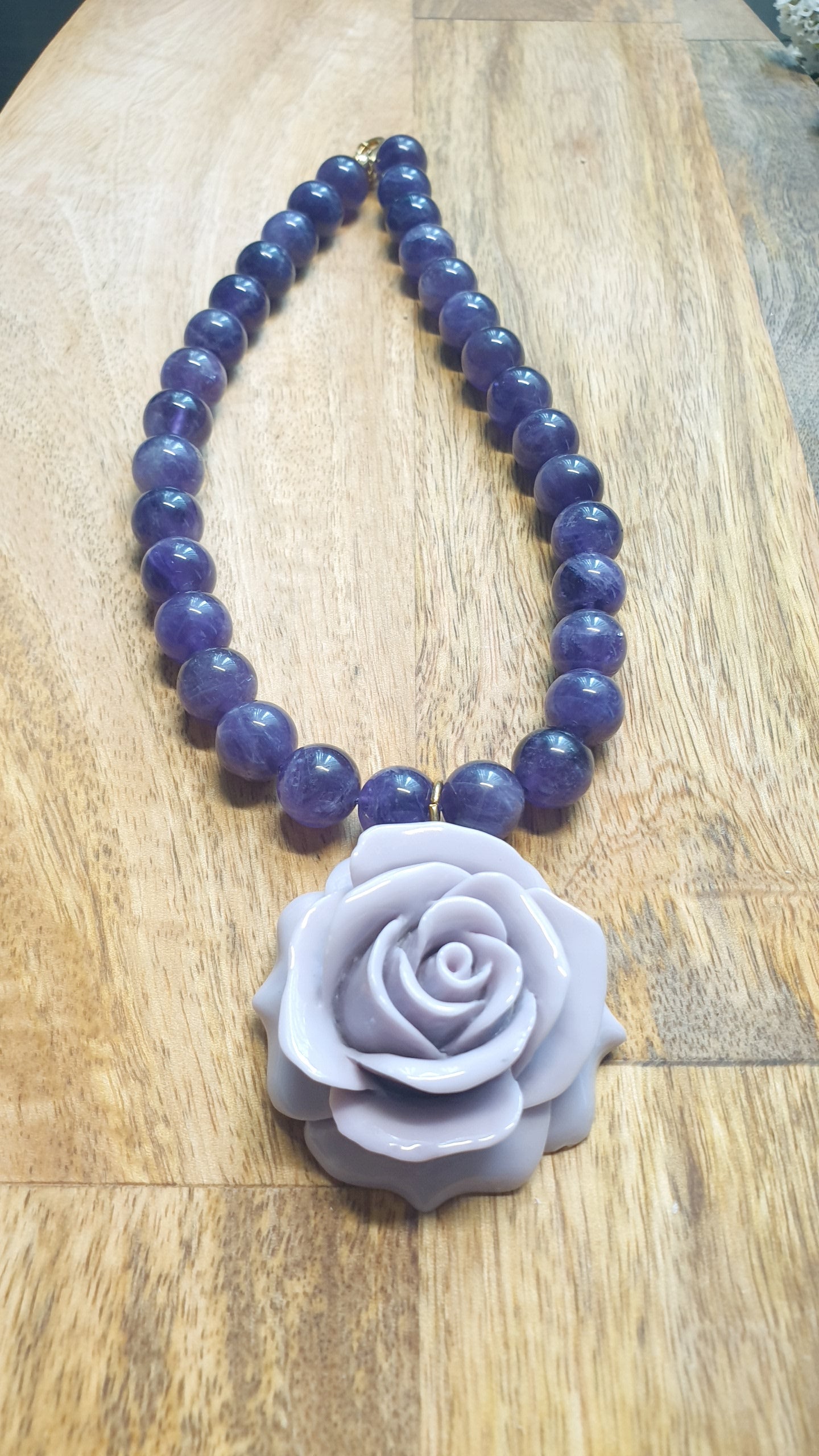 Girocollo in ametista con rosa in resina