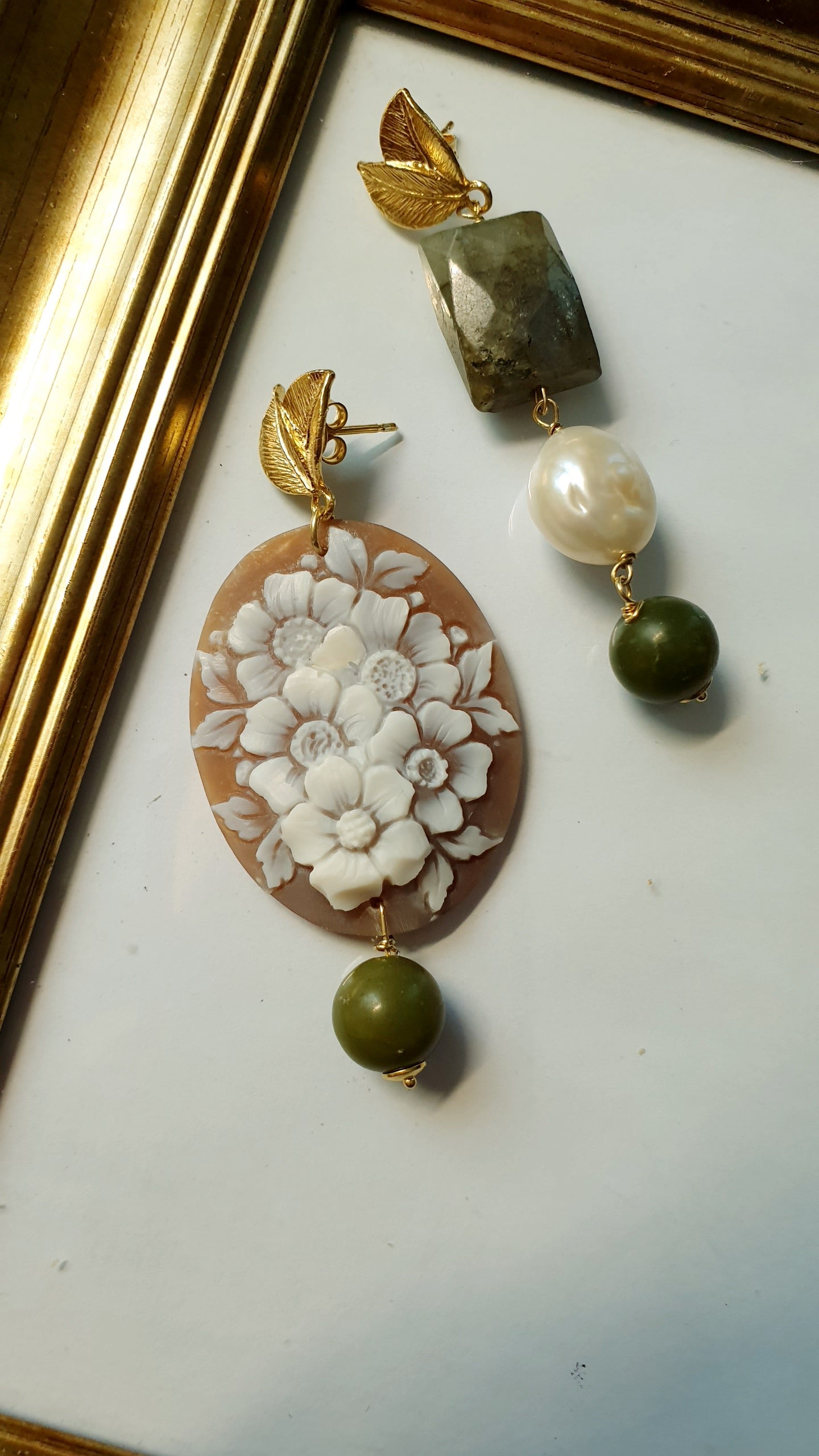 Orecchini in argento con cammeo, labradorite, perla, giada