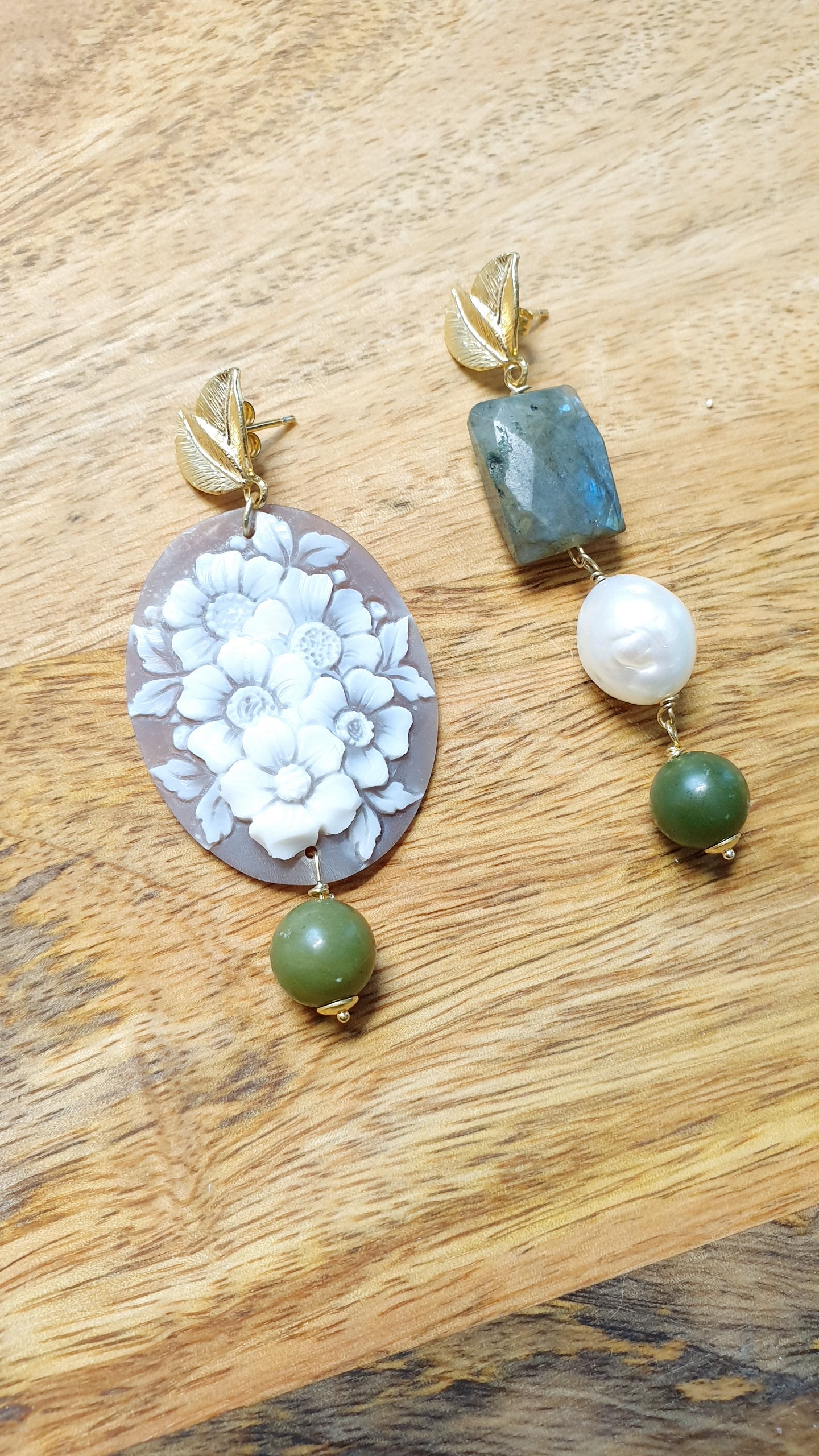 Orecchini in argento con cammeo, labradorite, perla, giada