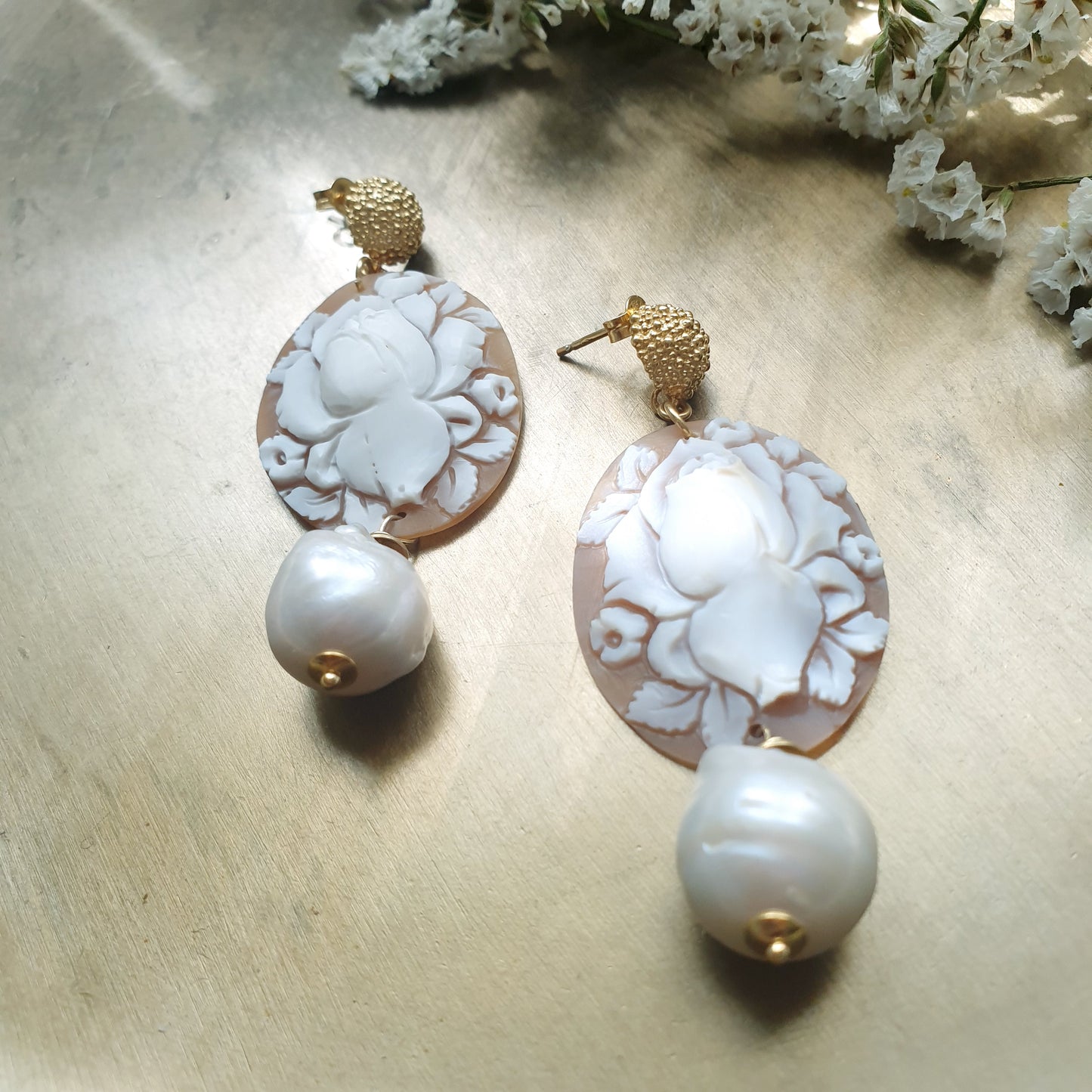 Orecchini in argento con cammei e perle barocche.
