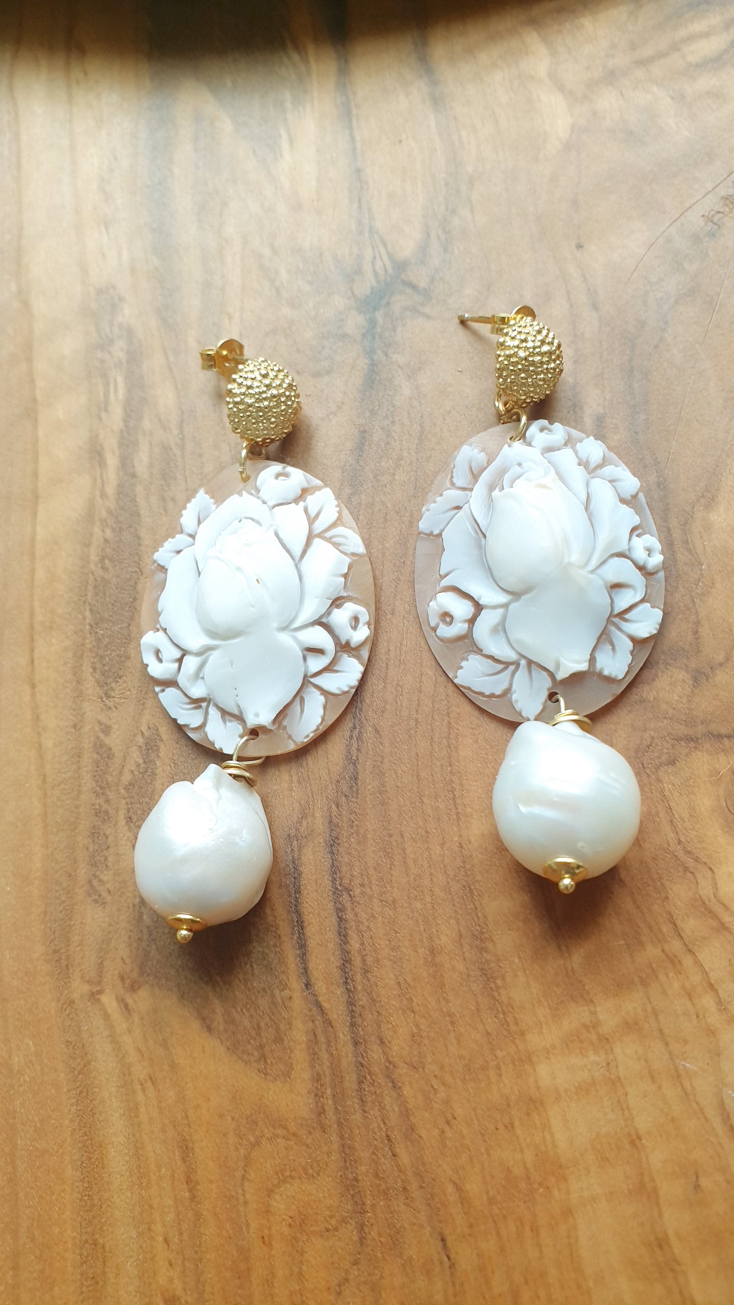 Orecchini in argento con cammei e perle barocche.