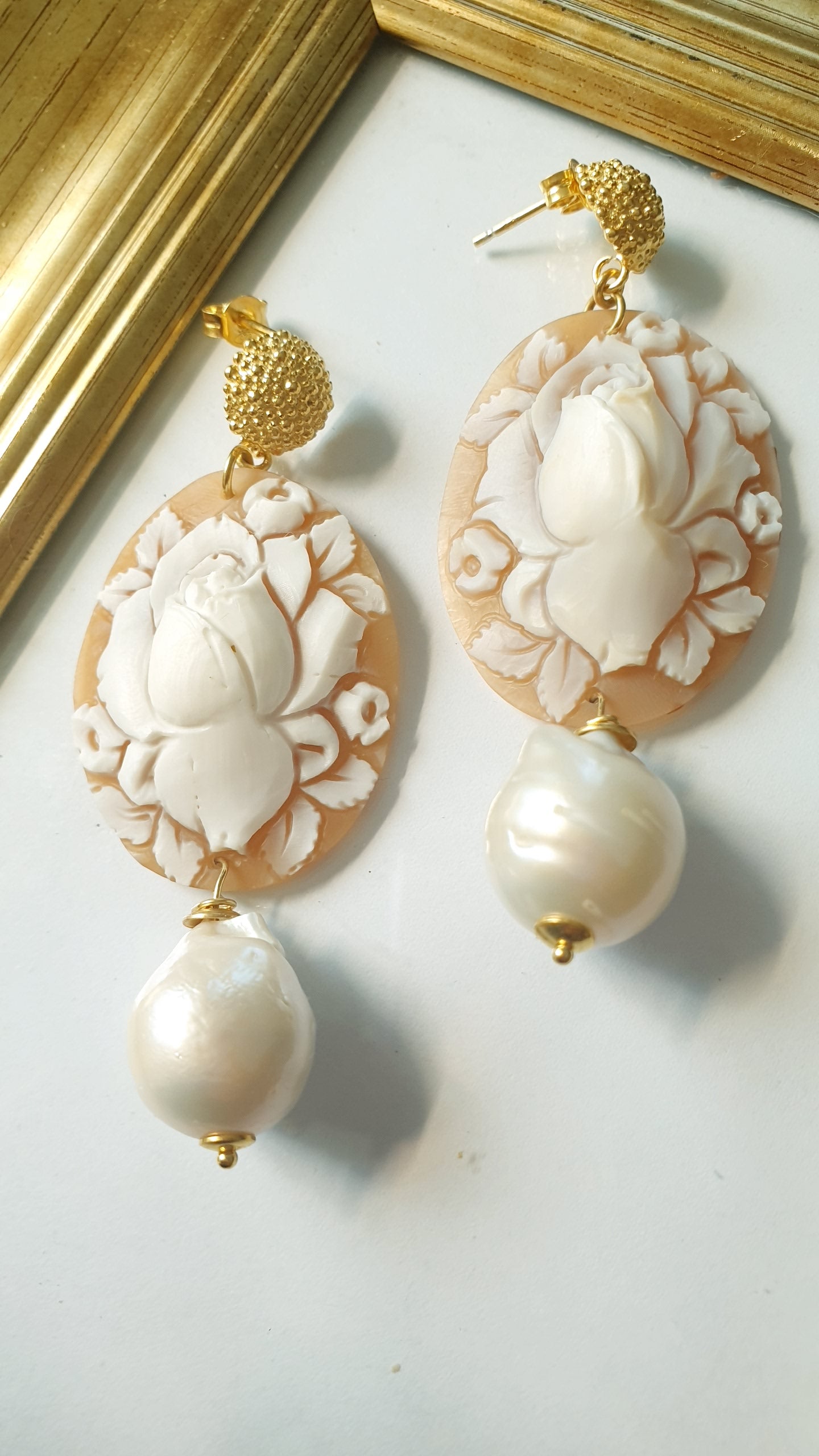 Orecchini in argento con cammei e perle barocche.