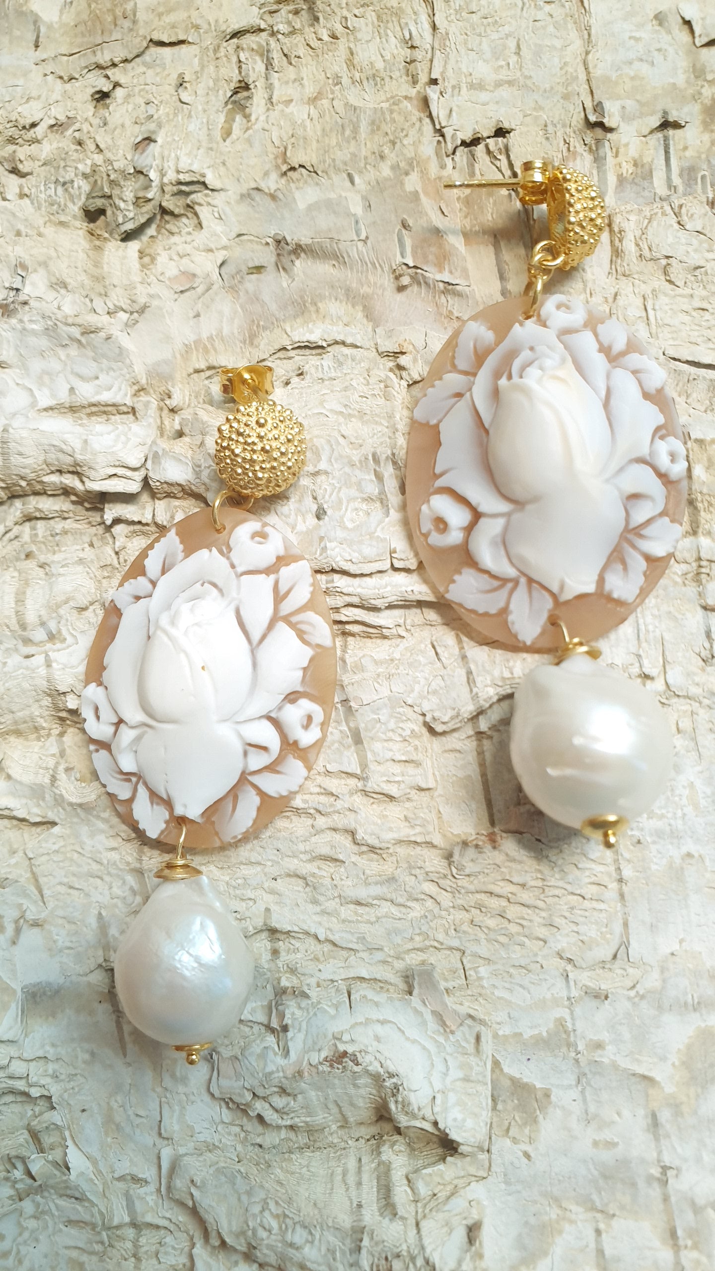 Orecchini in argento con cammei e perle barocche.