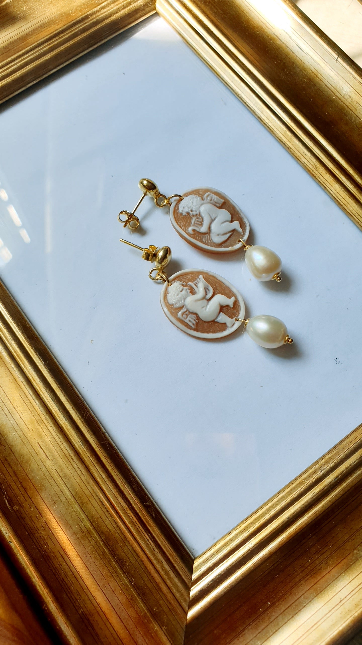 Orecchini in argento con cammei angeli e perle di fiume