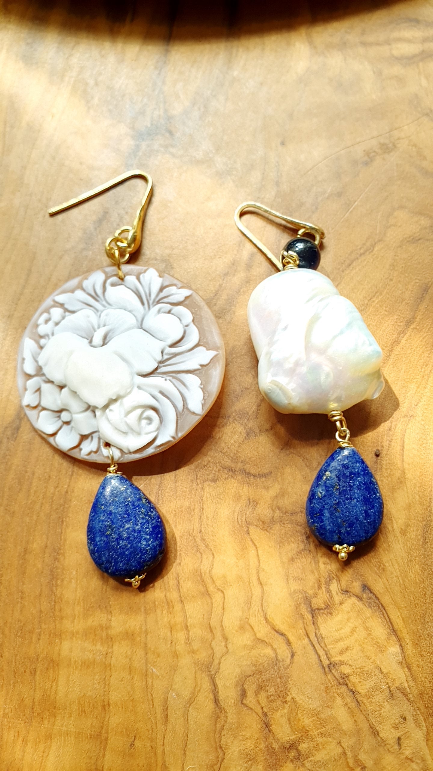 Orecchini in argento con cammeo, perla, lapis.