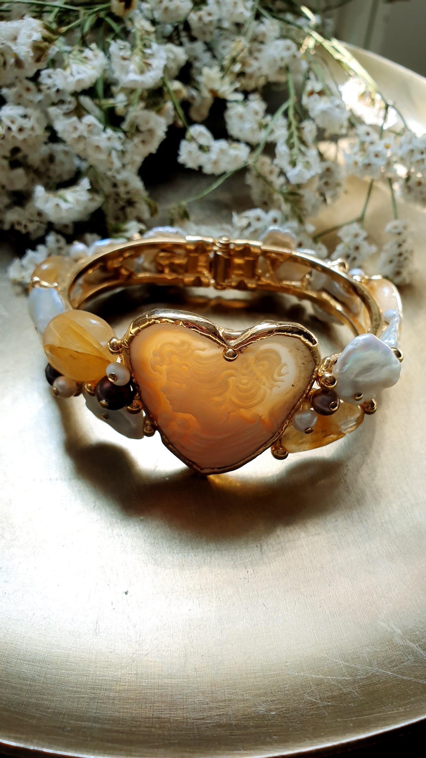 Bracciale cammeo, perle, pietre.