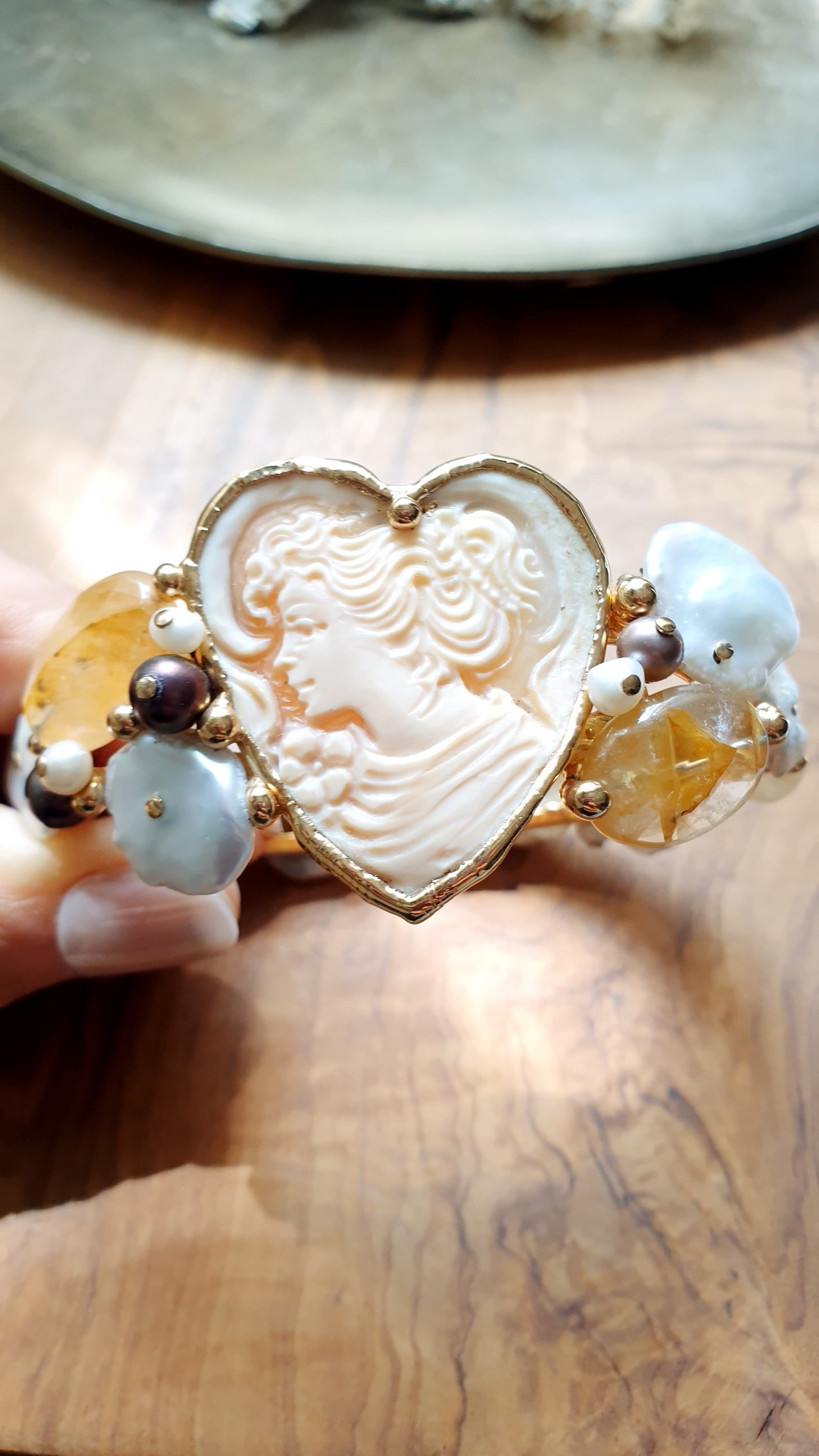 Bracciale cammeo, perle, pietre.