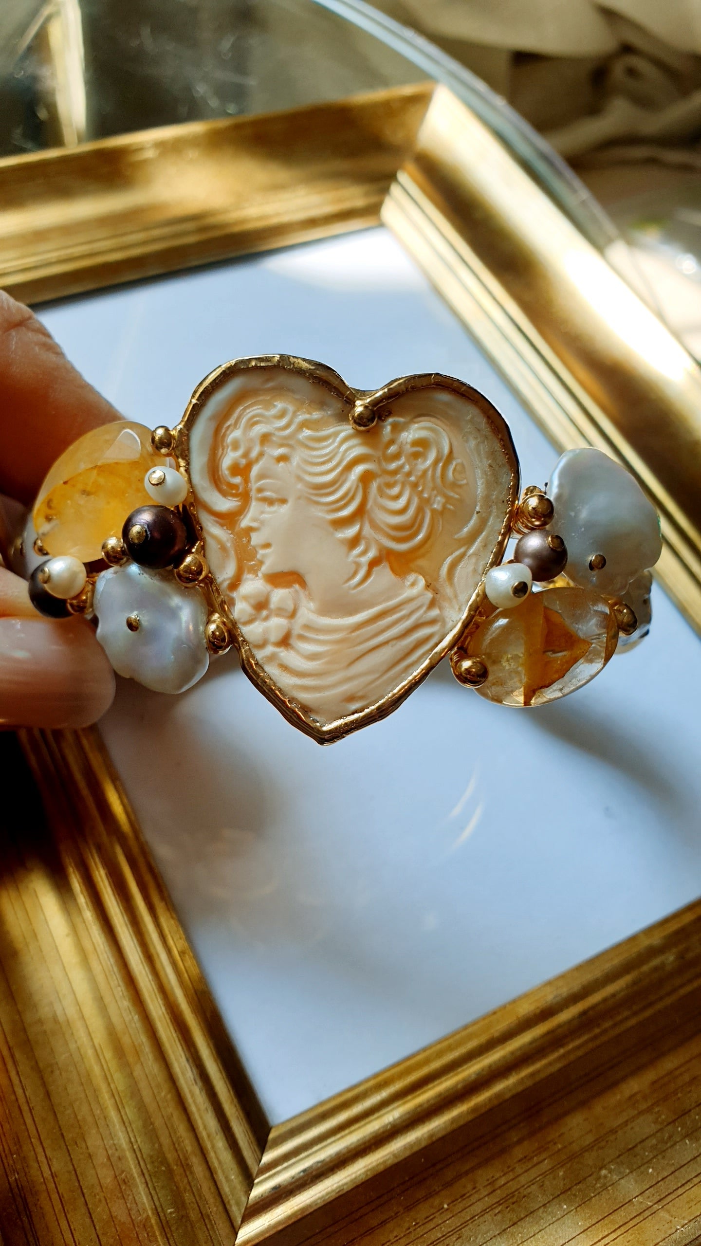 Bracciale cammeo, perle, pietre.