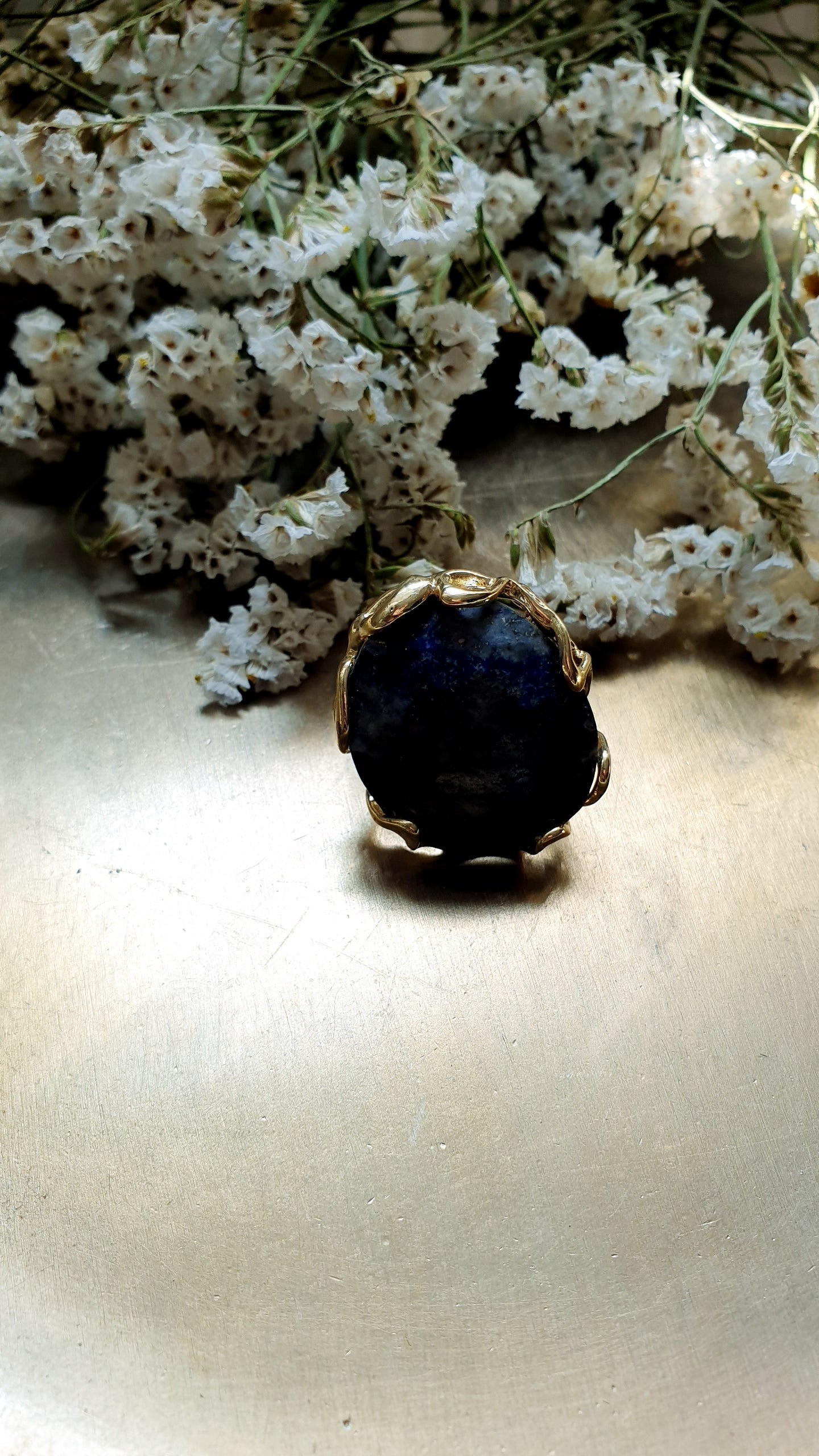 Bronzering mit Lapislazuli.