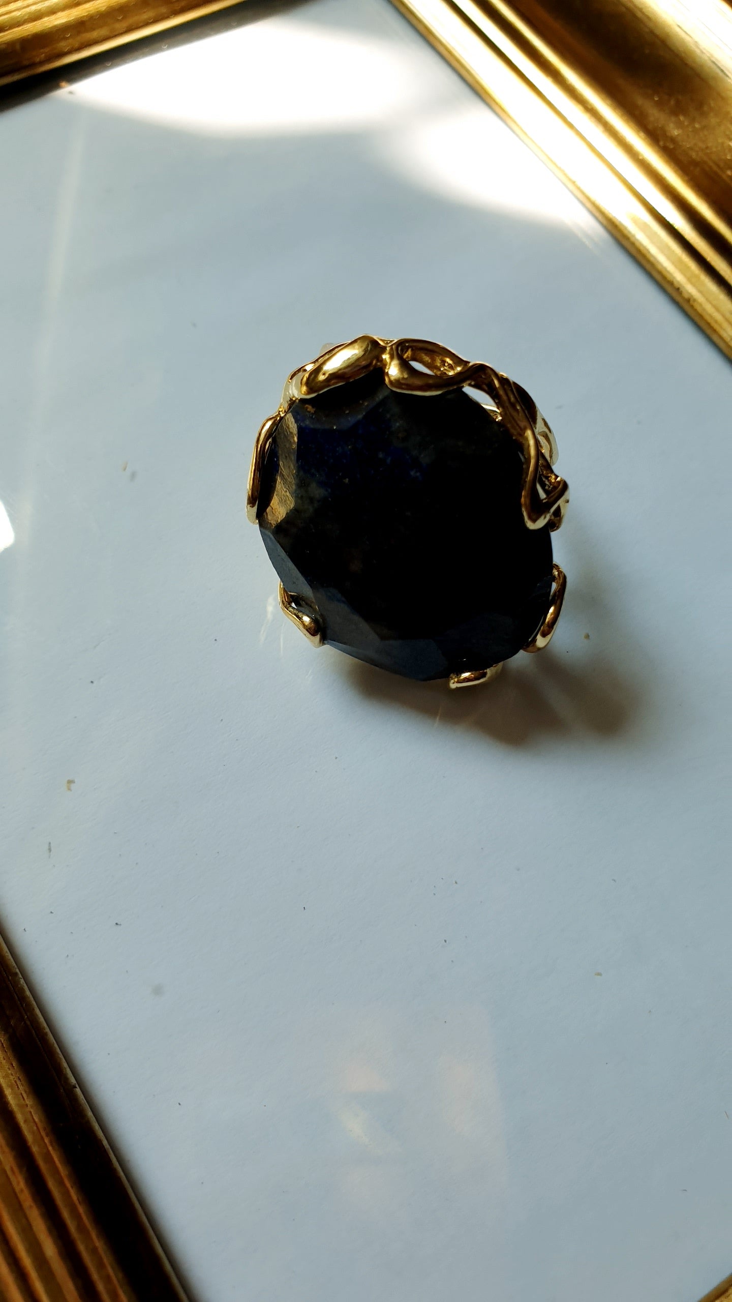 Bronzering mit Lapislazuli.