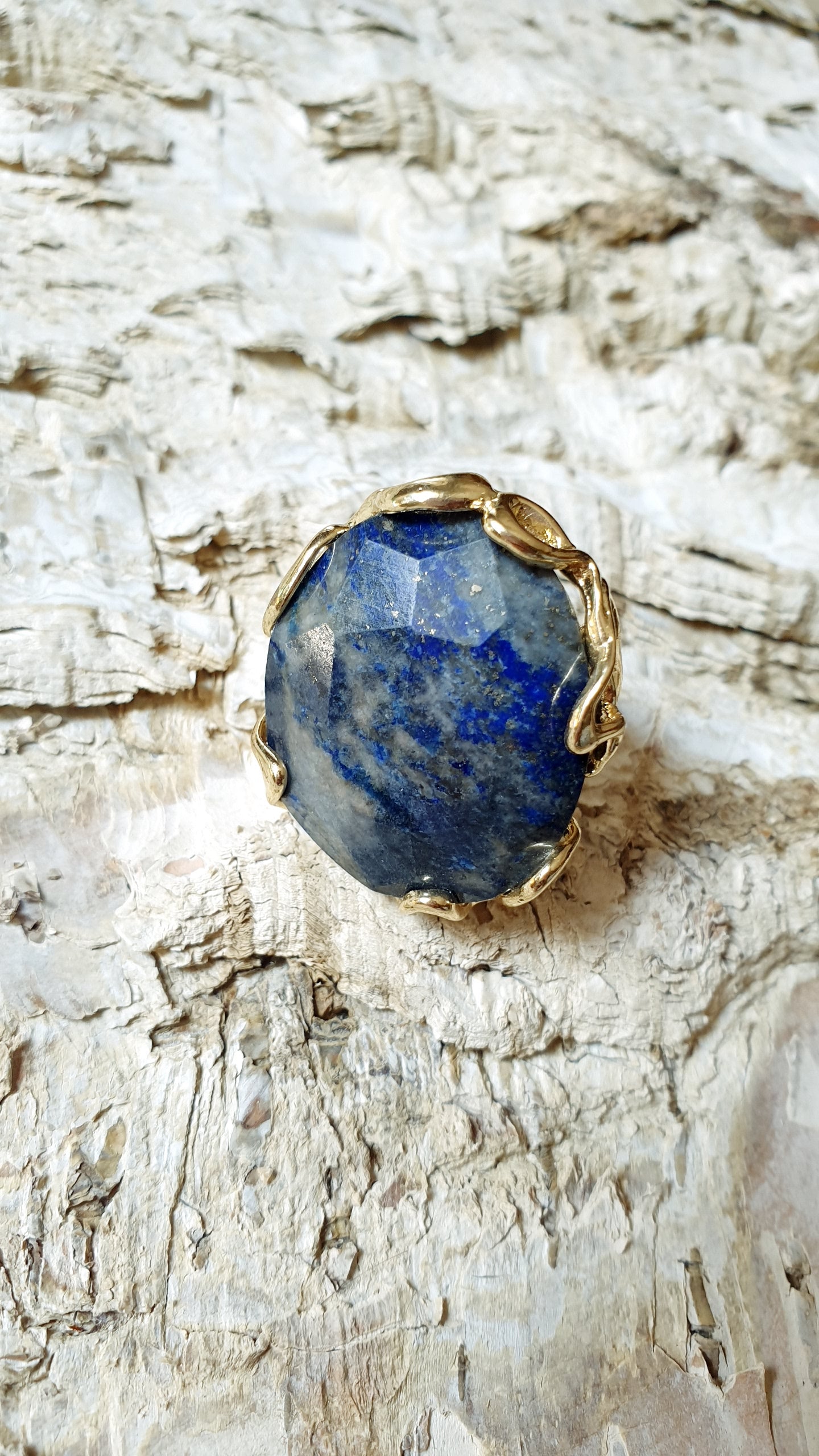 Bronzering mit Lapislazuli.