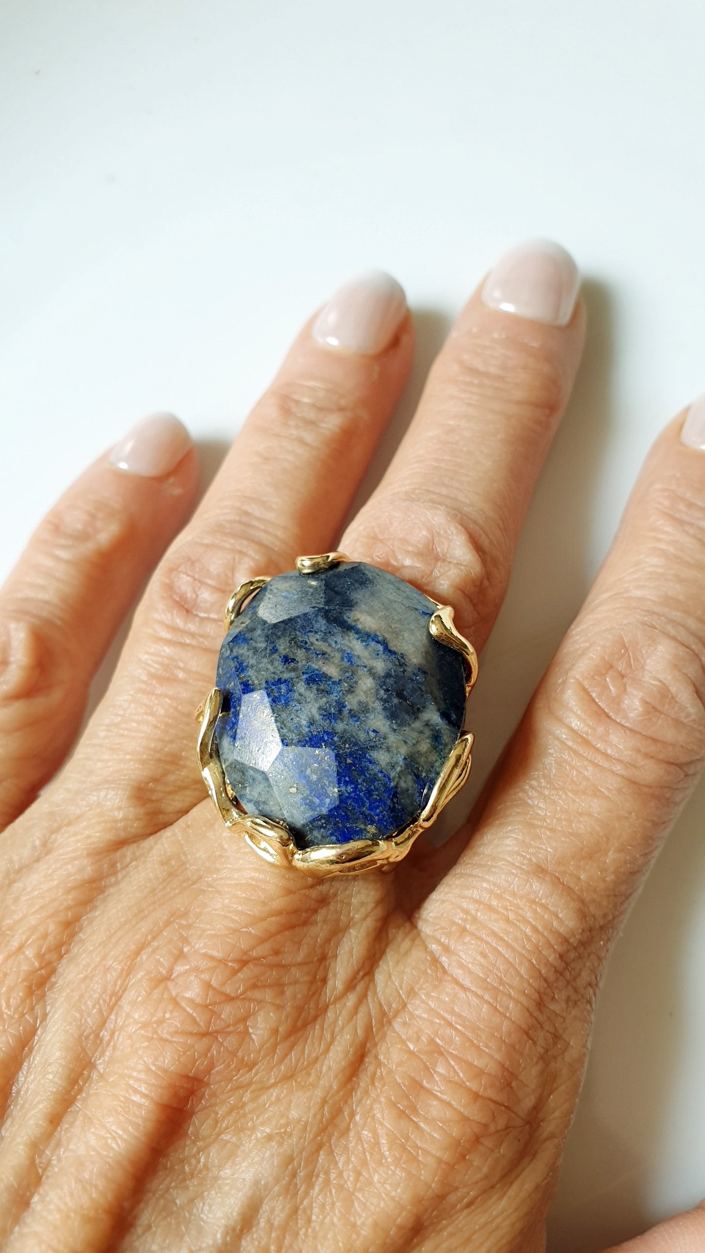 Bronzering mit Lapislazuli.