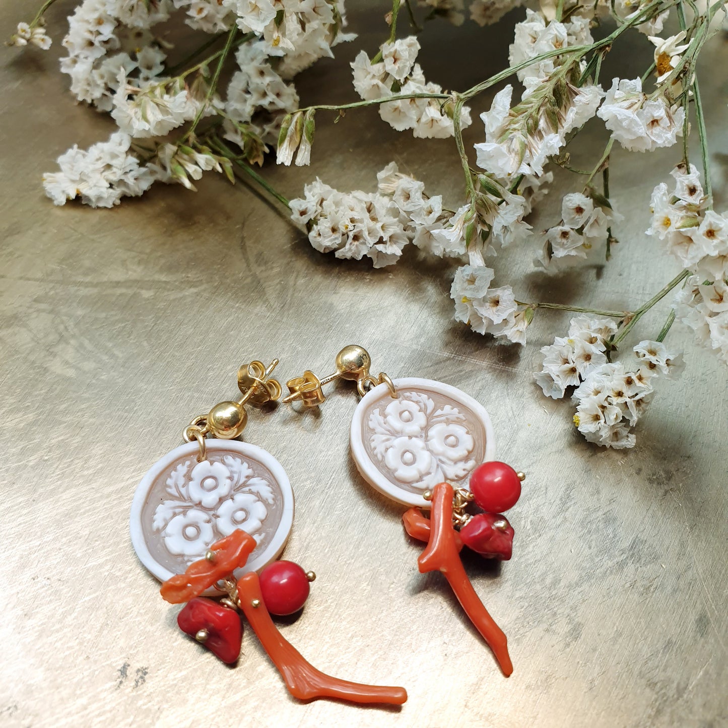 Orecchini in argento con cammei e corallo