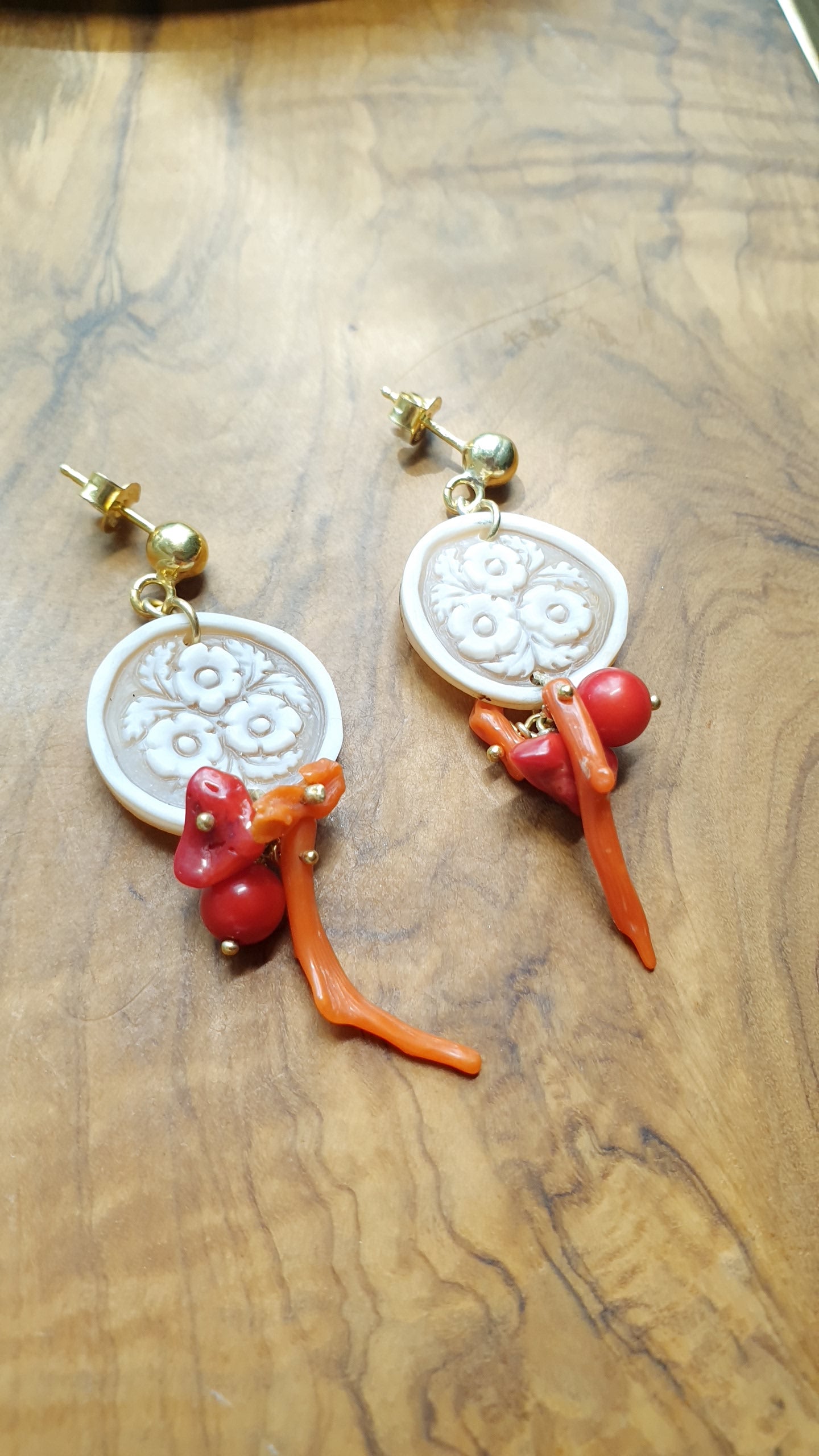 Orecchini in argento con cammei e corallo