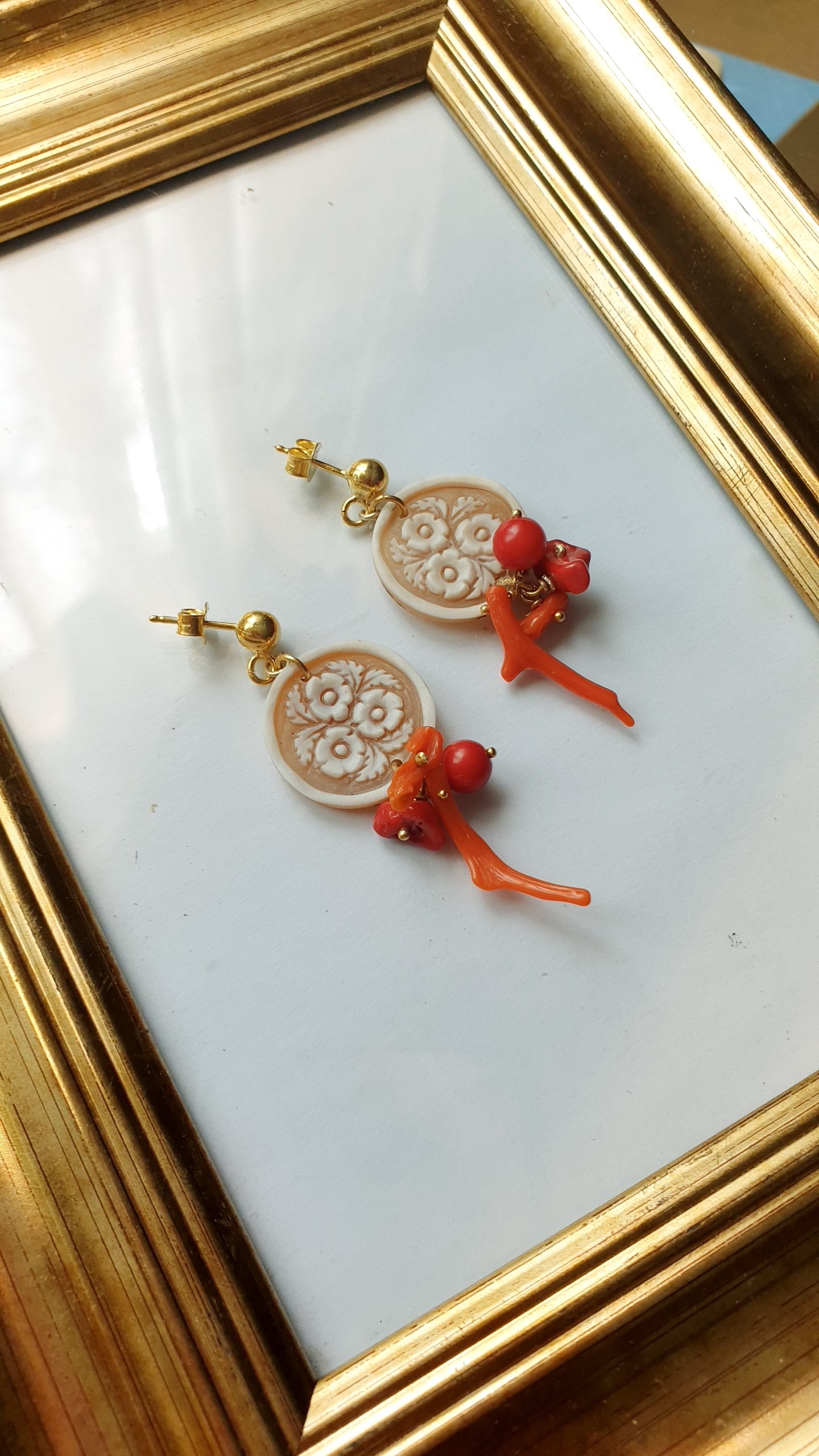 Orecchini in argento con cammei e corallo
