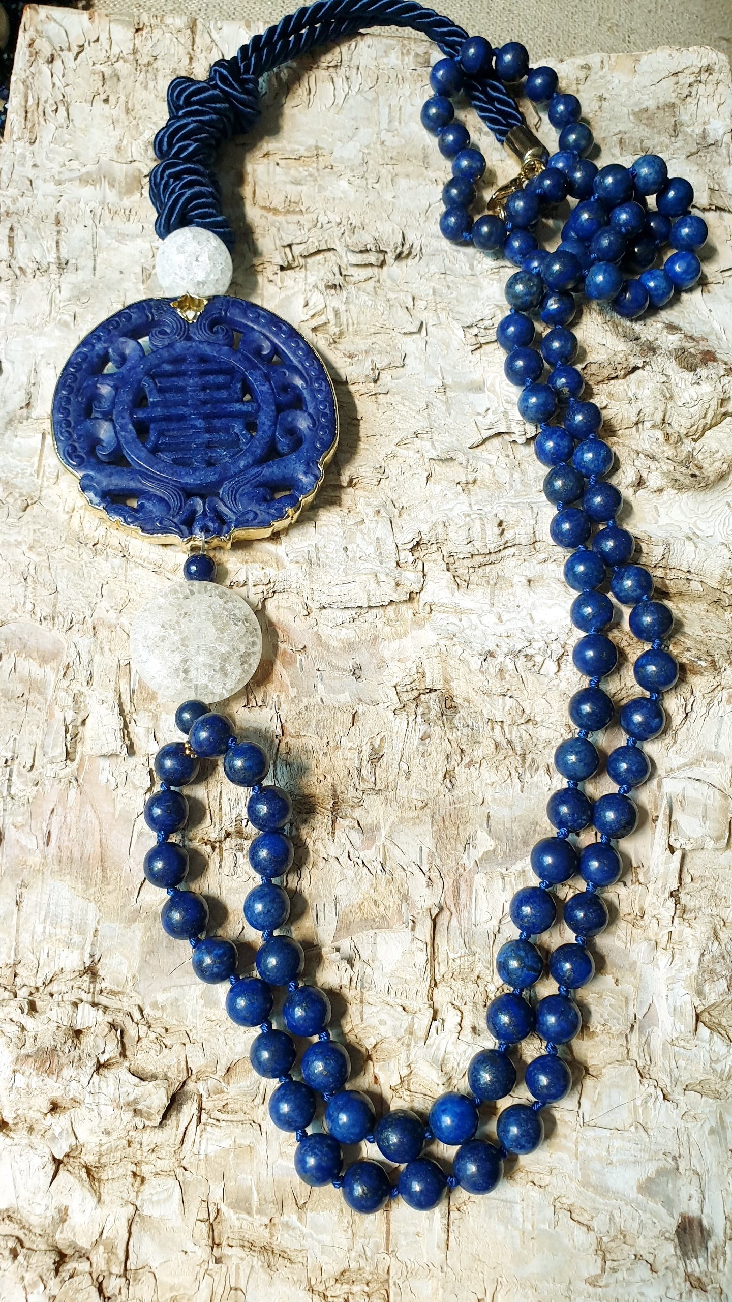 Lunga collana con lapislazzuli, giada, quarzo crack.