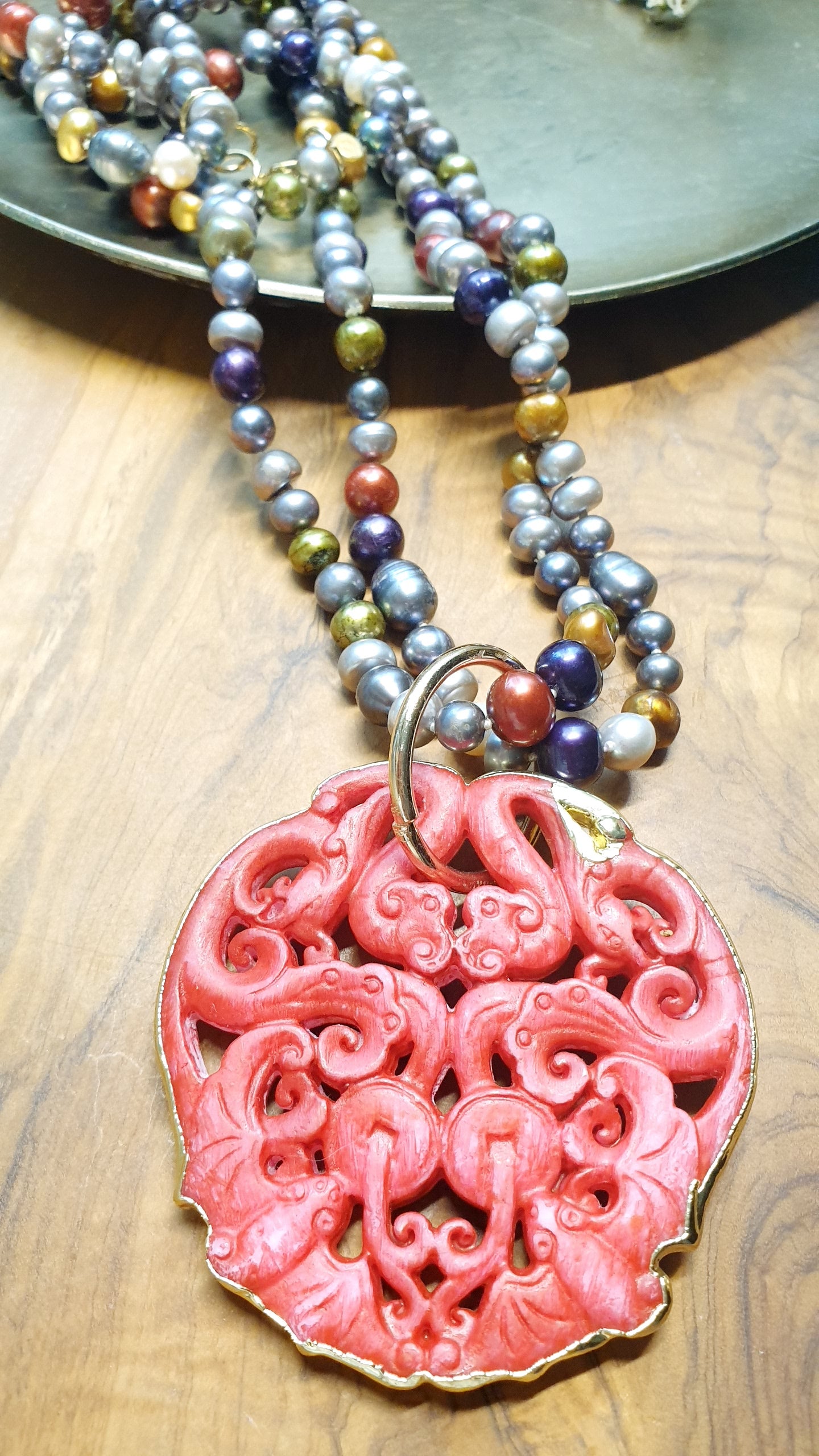 Lunga collana di perle con giada
