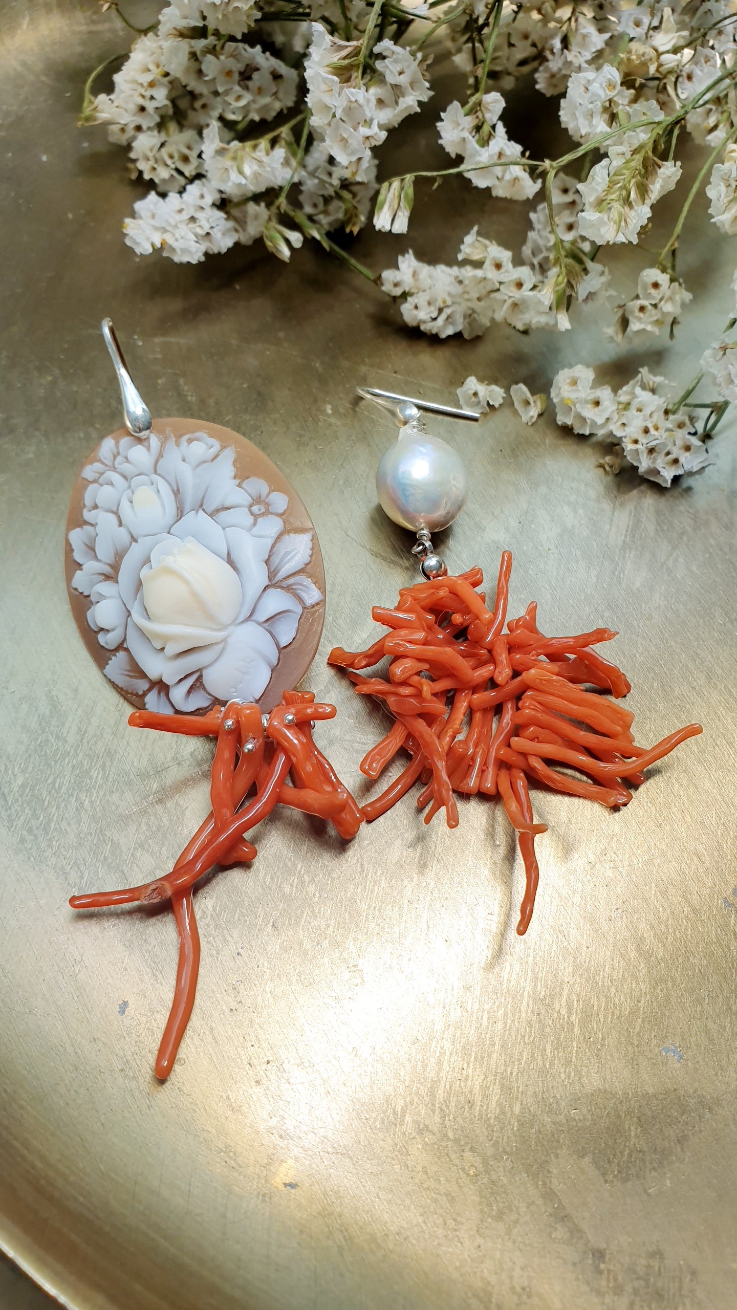 Orecchini in argento con cammeo, corallo, perla barocca.
