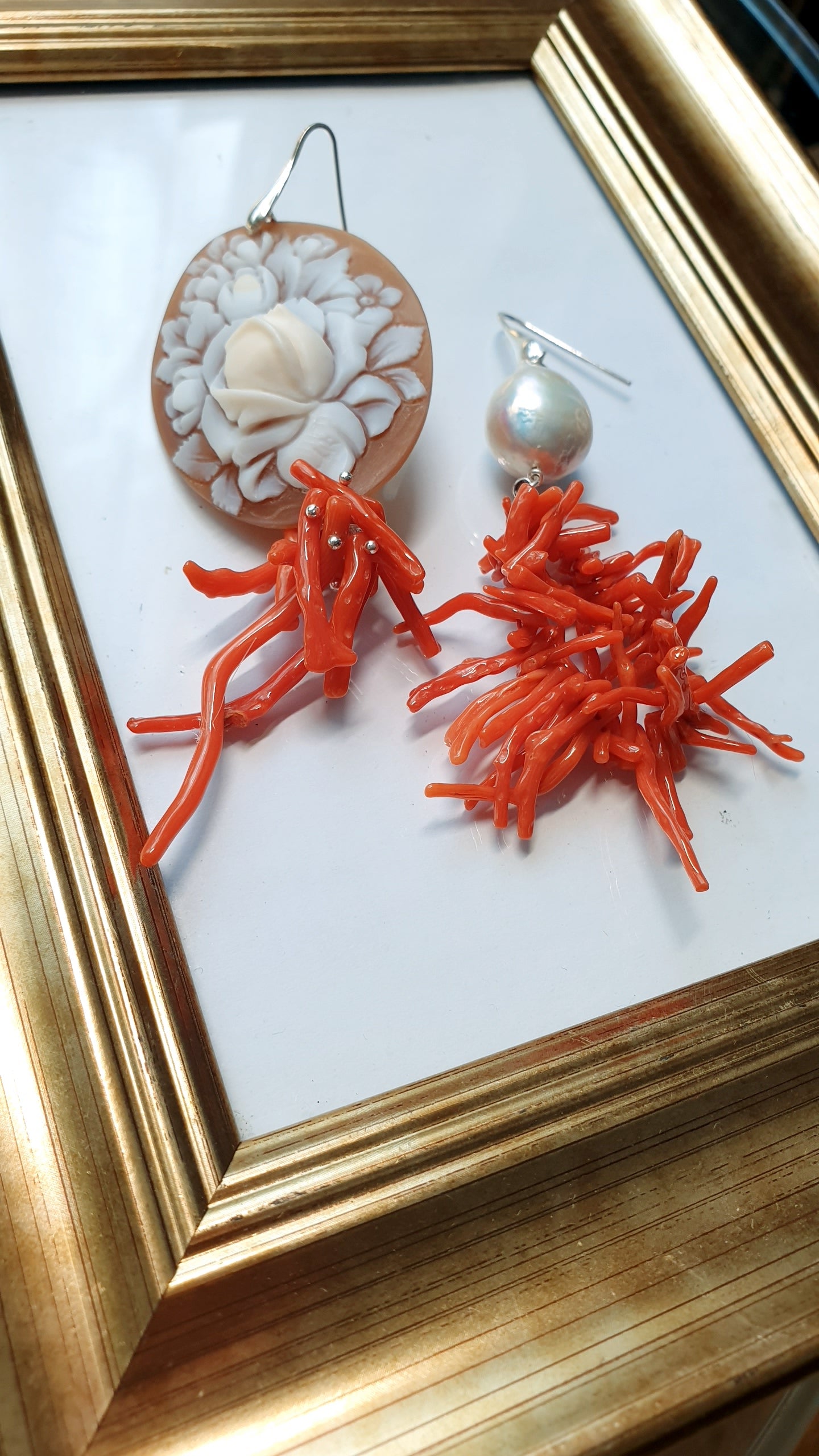 Orecchini in argento con cammeo, corallo, perla barocca.