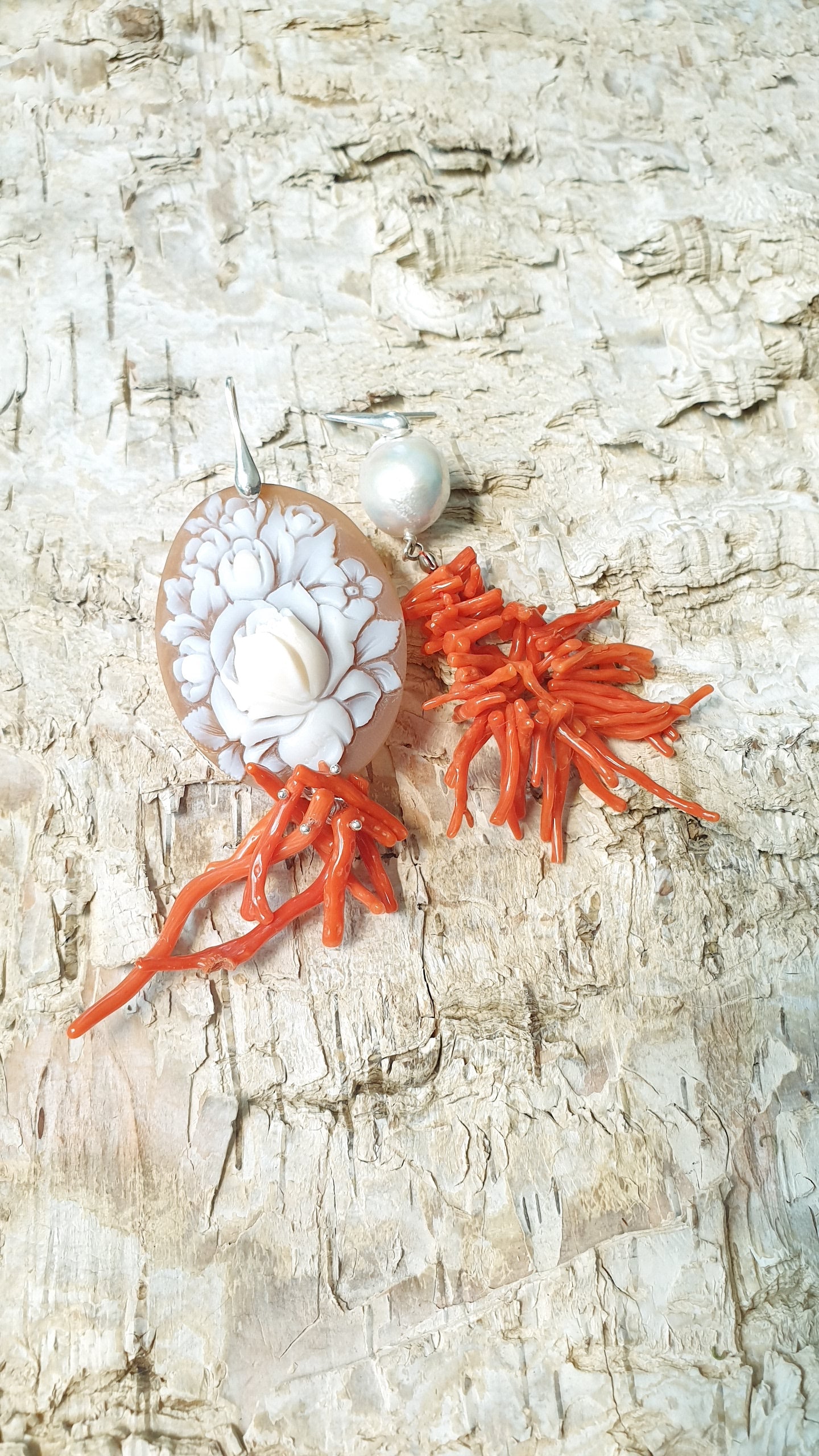 Orecchini in argento con cammeo, corallo, perla barocca.