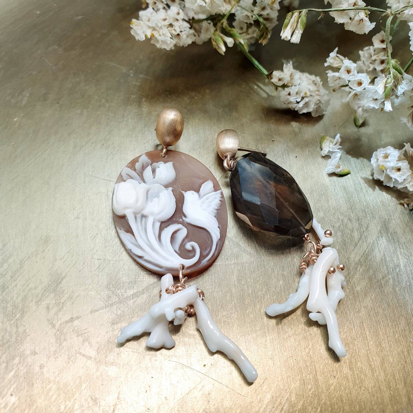 Orecchini in argento com cammeo, corallo bianco, quarzo fumo.