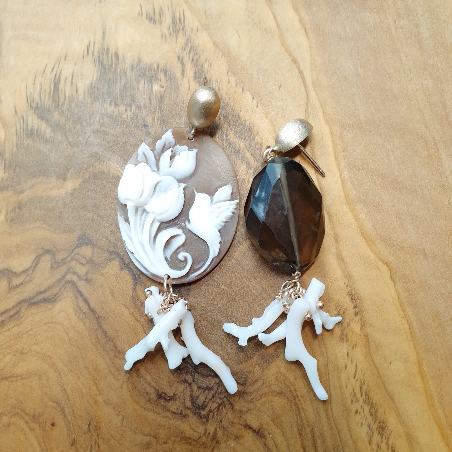 Orecchini in argento com cammeo, corallo bianco, quarzo fumo.