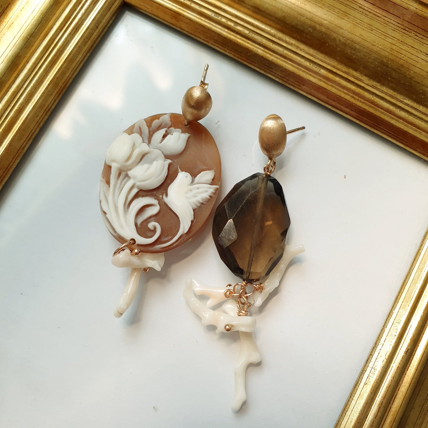 Orecchini in argento com cammeo, corallo bianco, quarzo fumo.