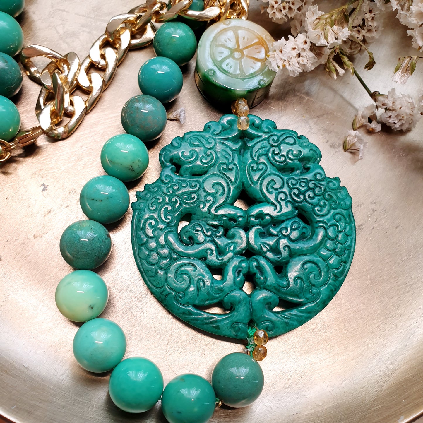 Lunga collana in crisoprasio con giade e catena.