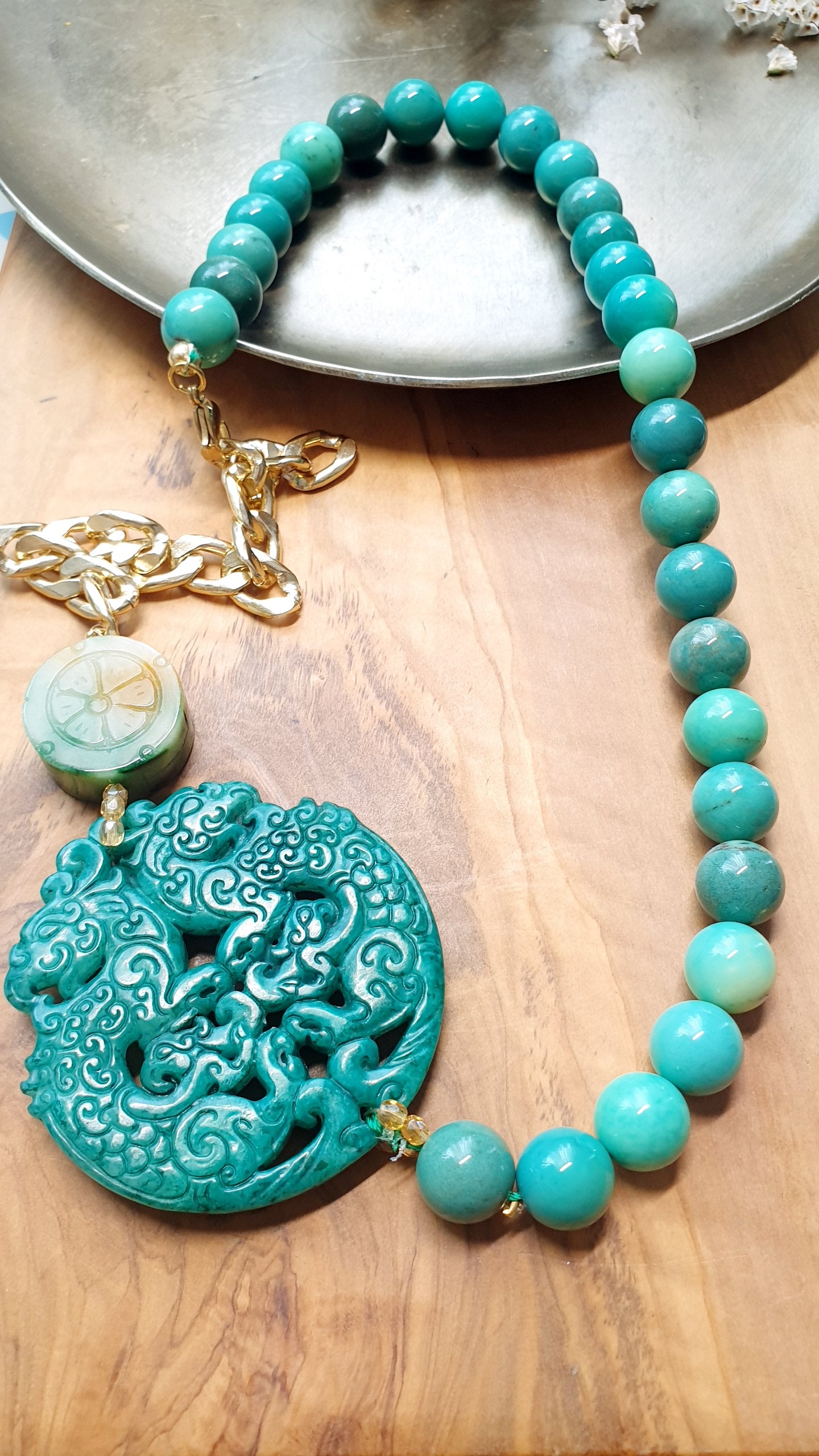 Lunga collana in crisoprasio con giade e catena.